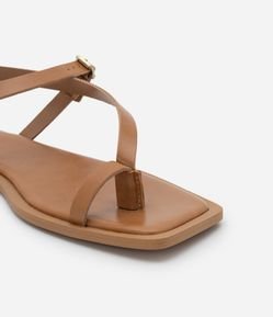 Sandália Rasteira em PU com Bico Quadrado e Fivela