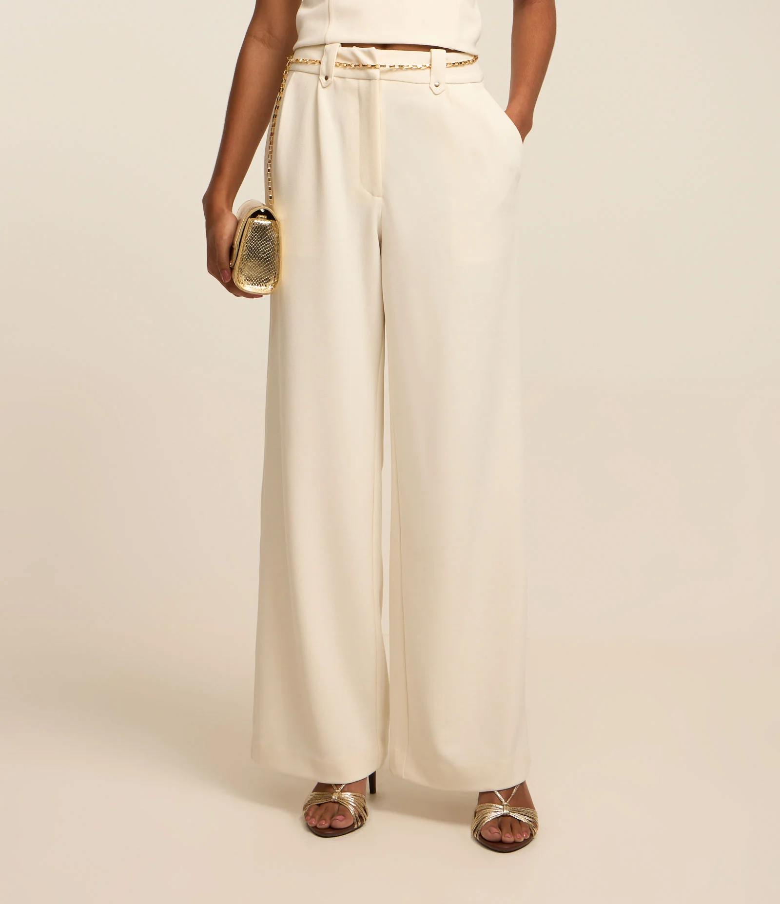 Calça Pantalona em Crepe com Cinto Corrente e Pregas Off White 2