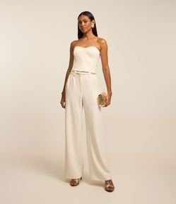 Calça Pantalona em Crepe com Cinto Corrente e Pregas