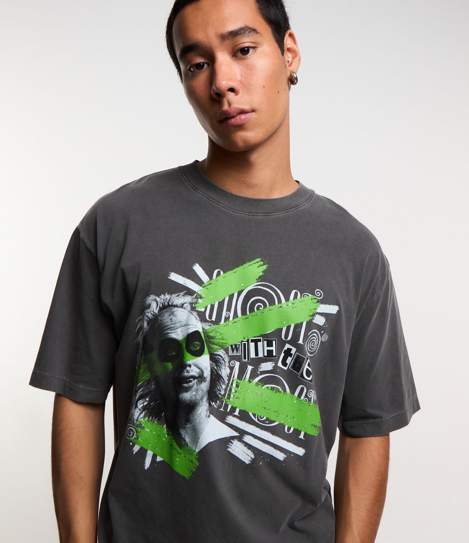 Camiseta Boxy em Algodão com Estampa Beetlejuice Cinza 2