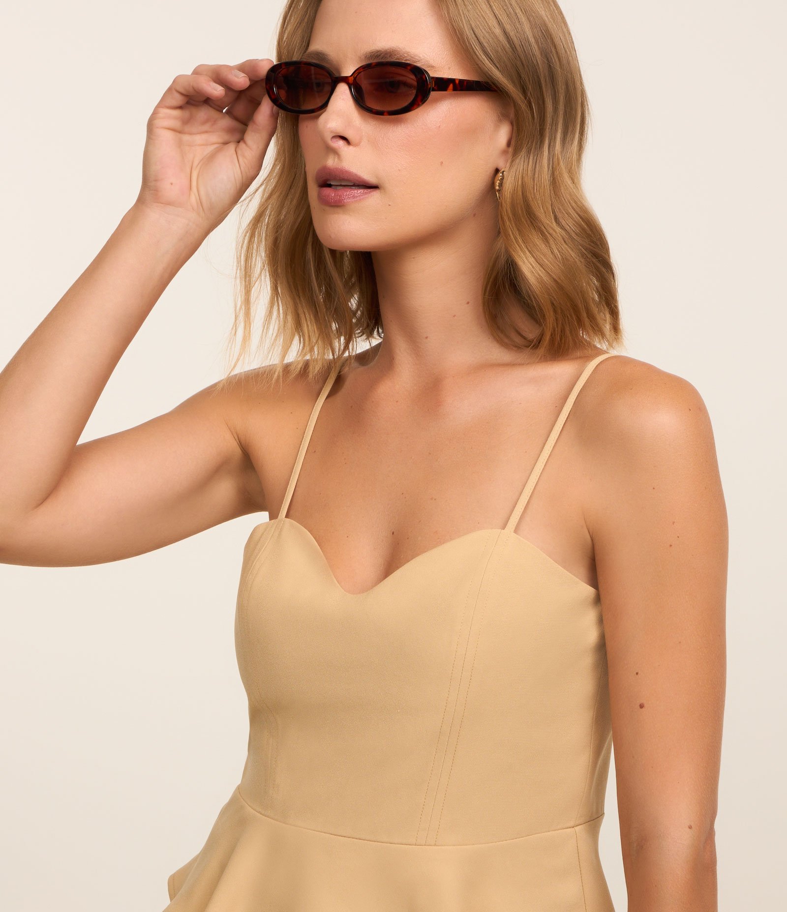 Blusa Corsetada em Crepe com Babado Peplum Bege 4