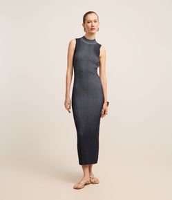 Vestido Midi em Tricô com Gola Alta e Frisos