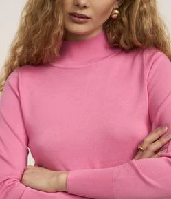 Blusa em Viscose com Gola Alta e Lacinho Bordado