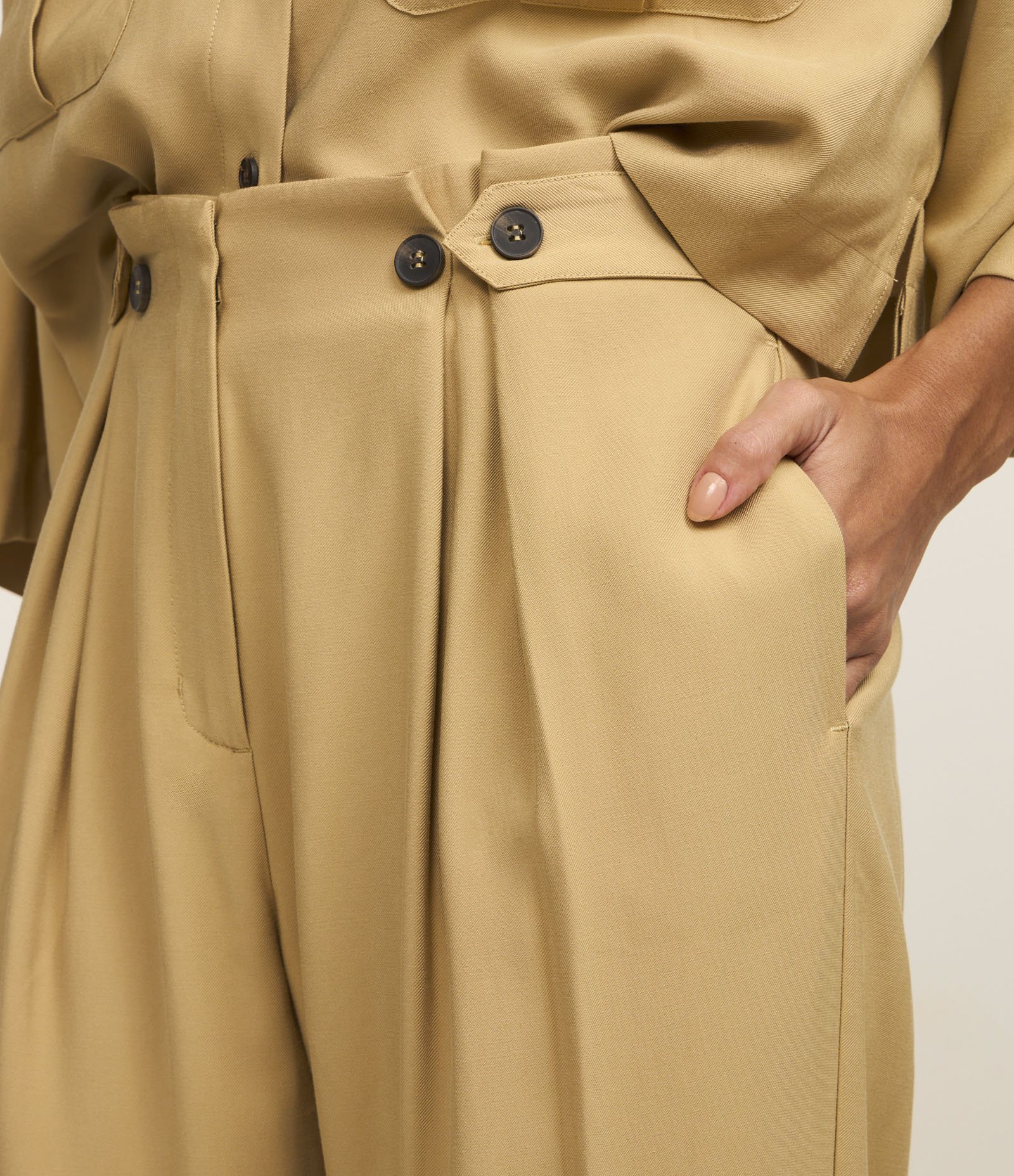 Calça Reta Cintura Alta em Viscose com Cós Clochard e Botões Bege 4
