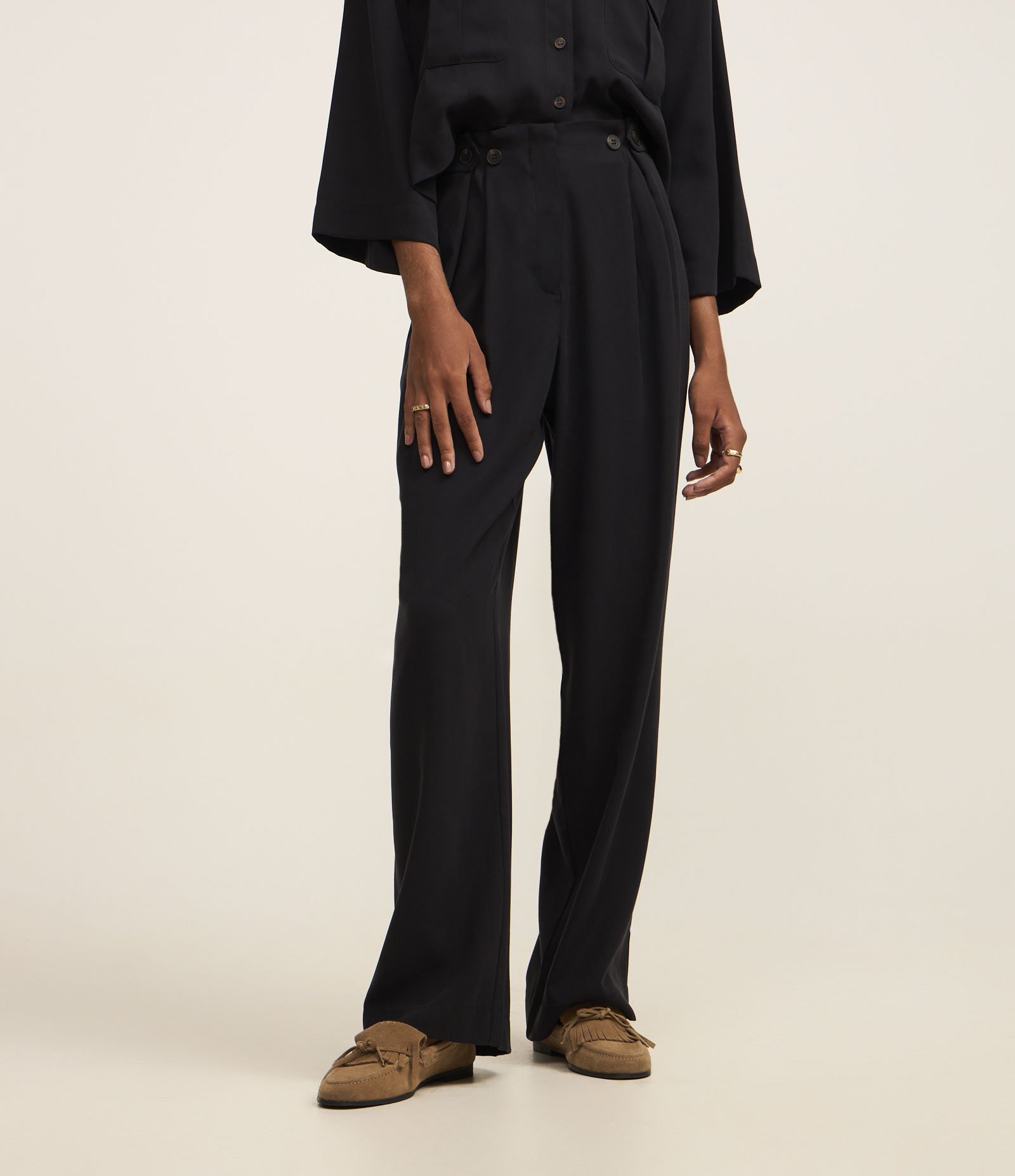 Calça Reta Cintura Alta em Viscose com Cós Clochard e Botões Preto 3