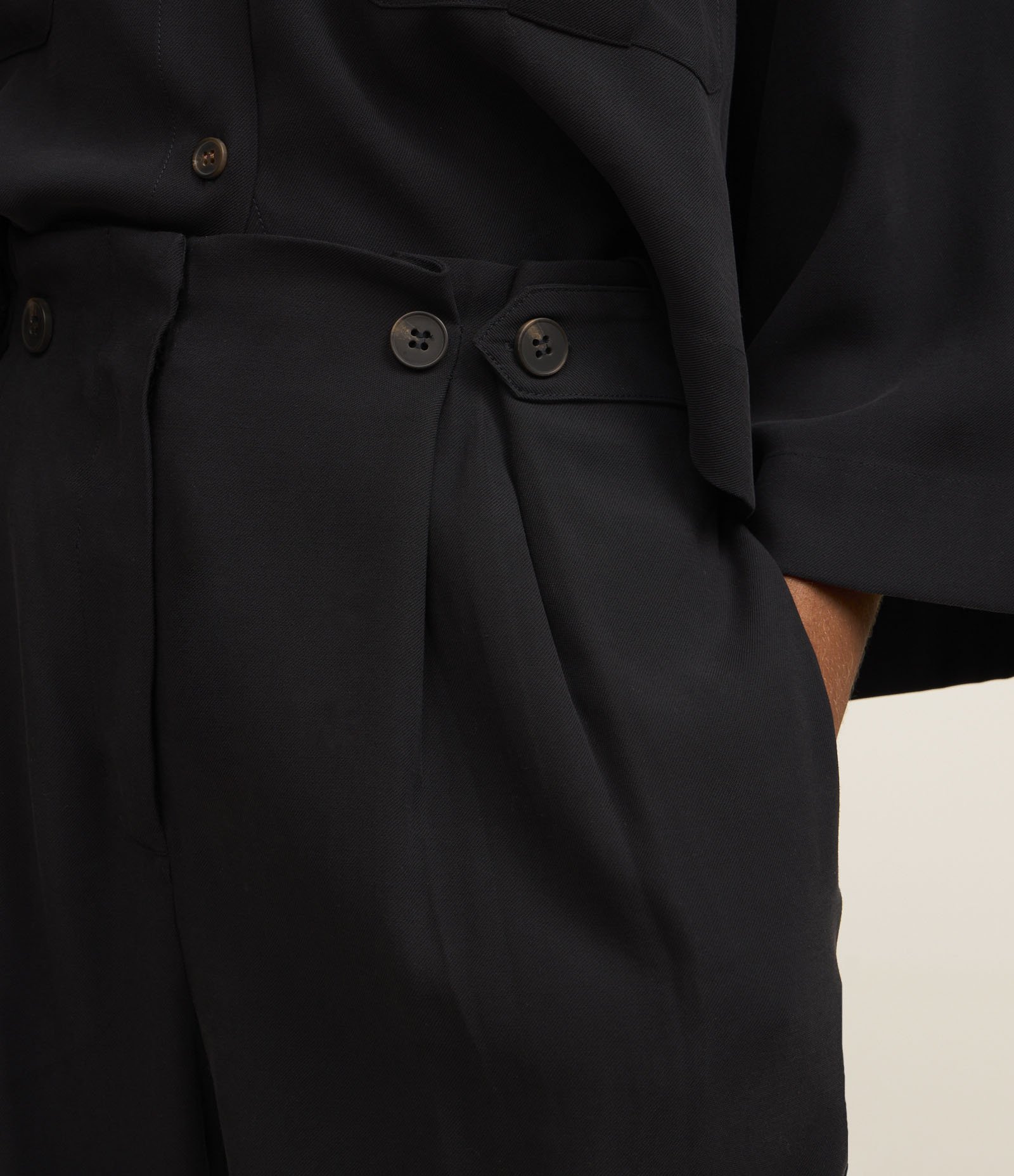 Calça Reta Cintura Alta em Viscose com Cós Clochard e Botões Preto 4