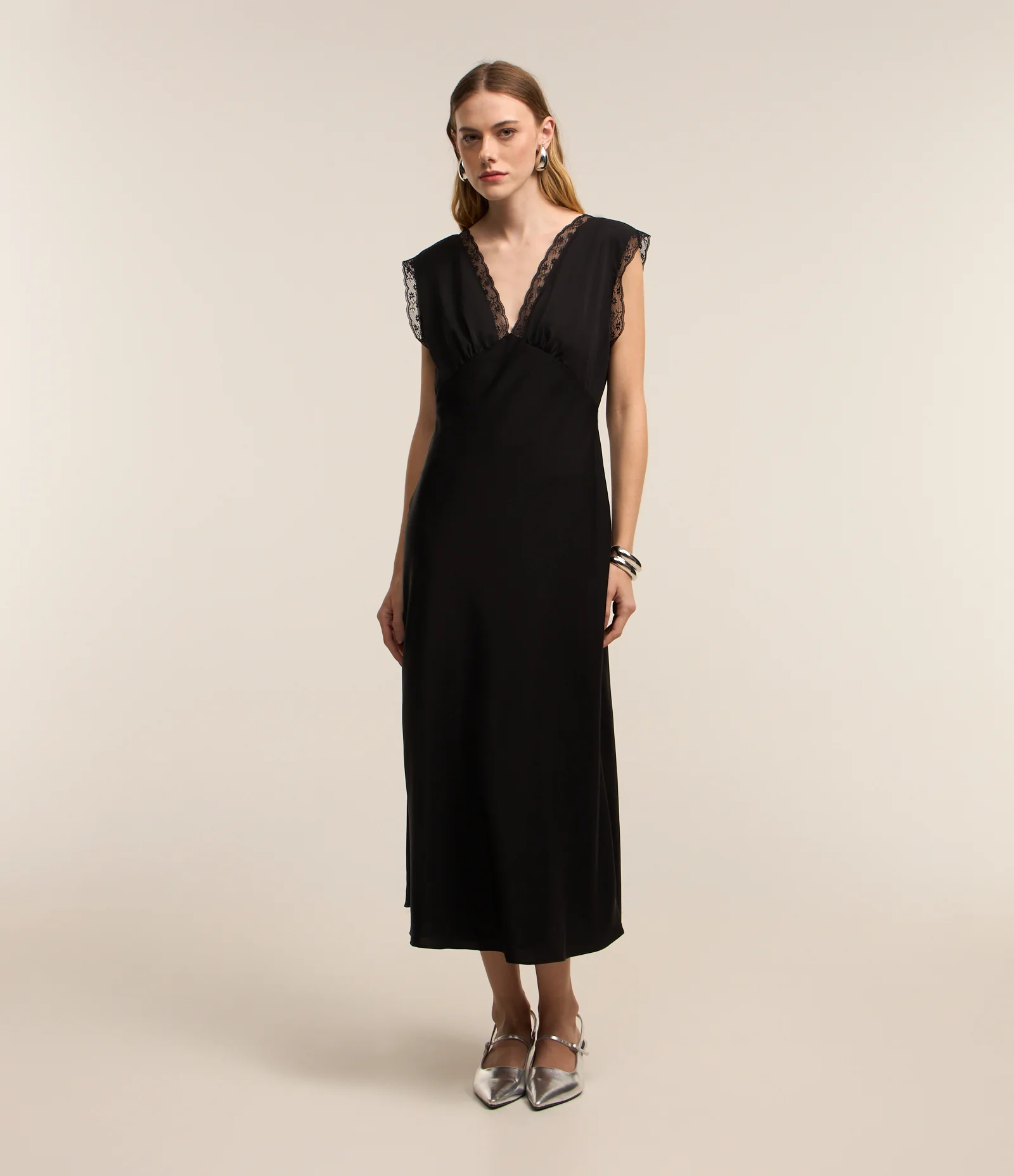 Vestido em Crepe Slip Dress com Renda no Decote e Cava Preto 1
