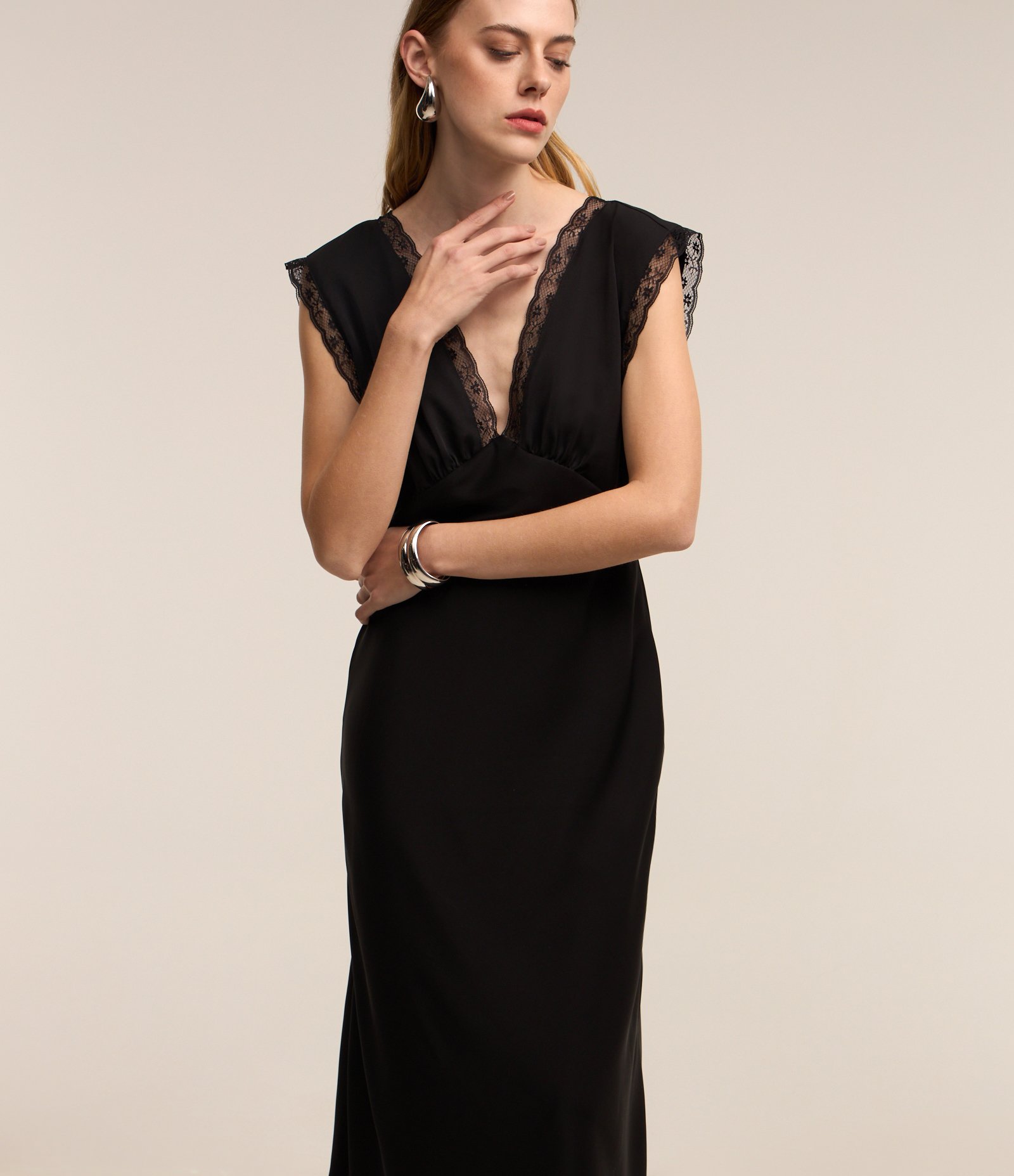 Vestido em Crepe Slip Dress com Renda no Decote e Cava Preto 2