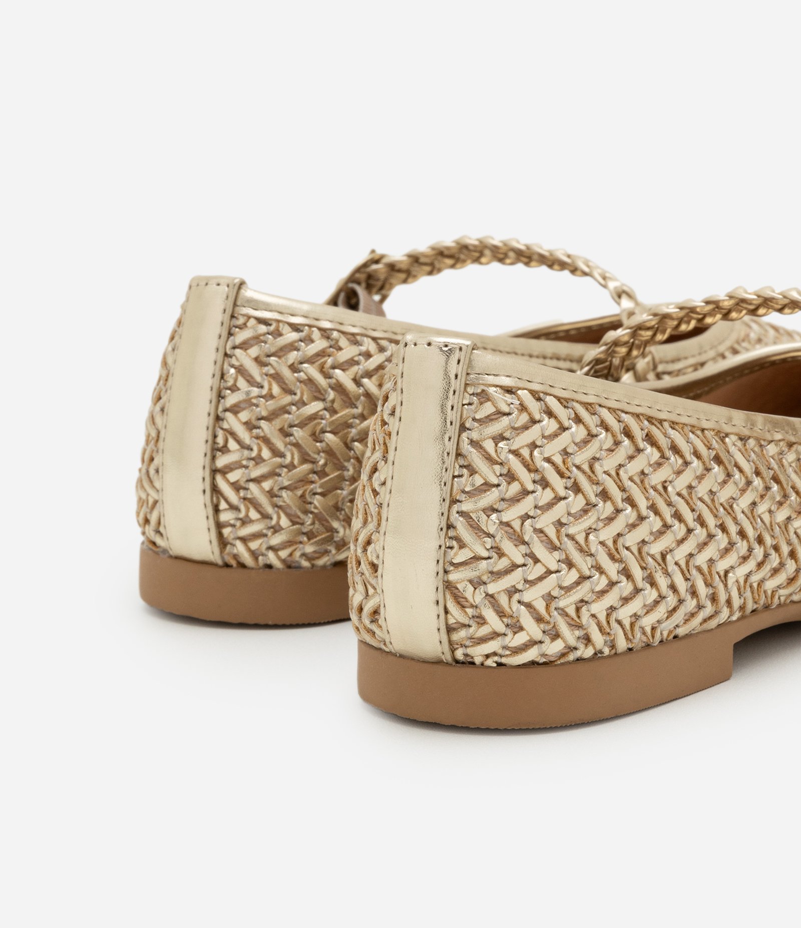 Sapatilha Metalizada com Textura Tramada e Tira com Fivela Dourado 3