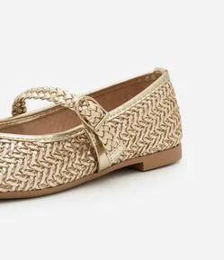 Sapatilha Metalizada com Textura Tramada e Tira com Fivela