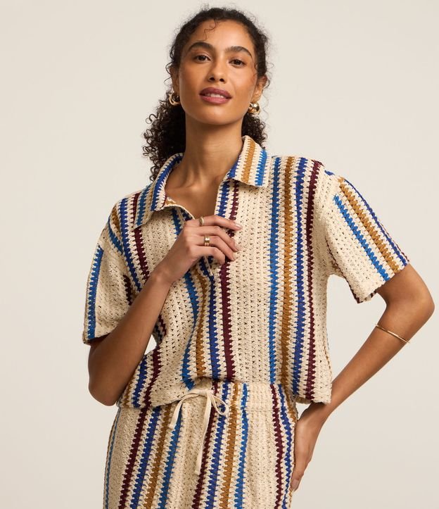 Blusa em Crochê com Lapela no Decote e Estampa Listrada
