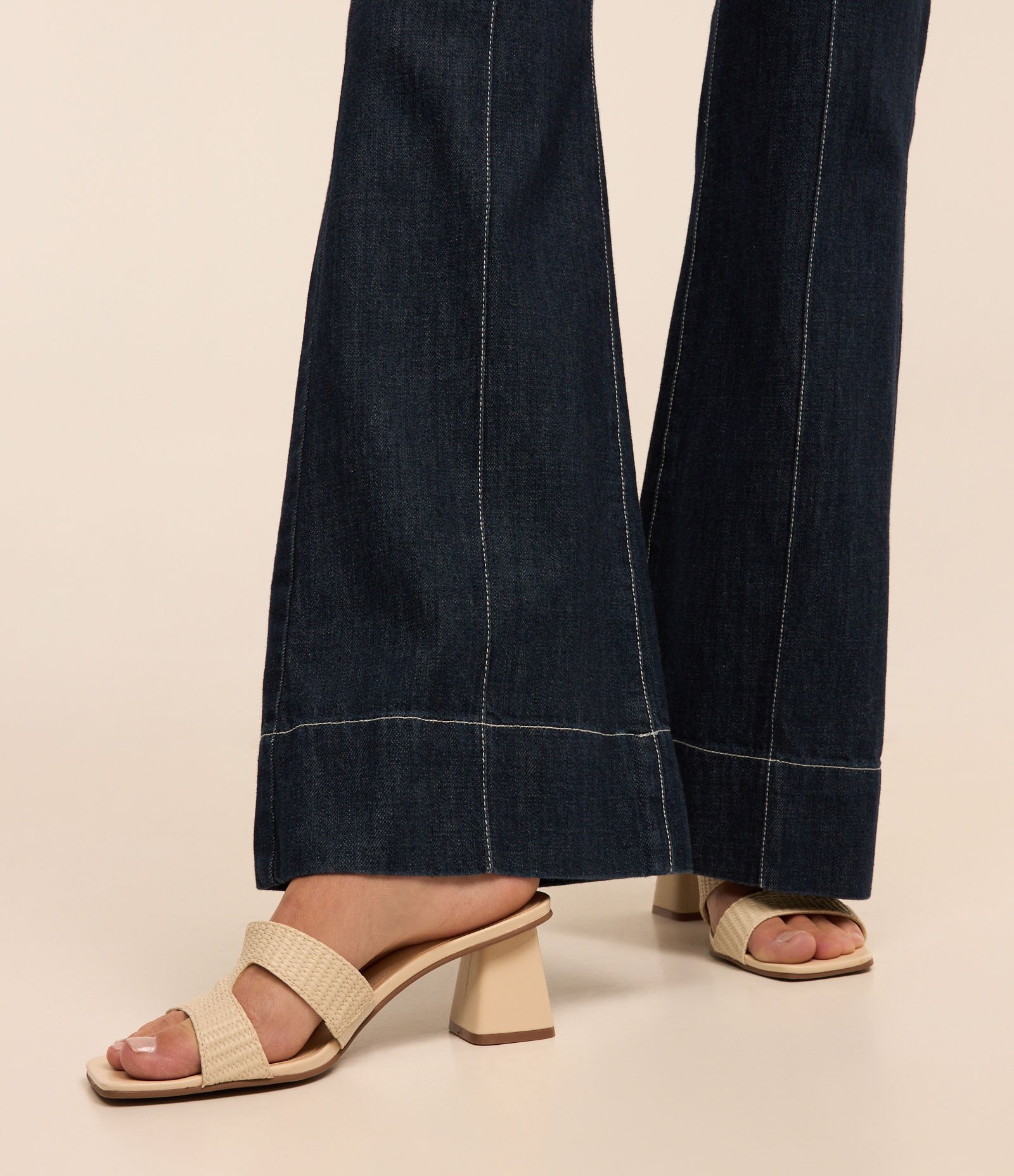 Sandália Mule com Tiras H e Salto Grosso Off White 2