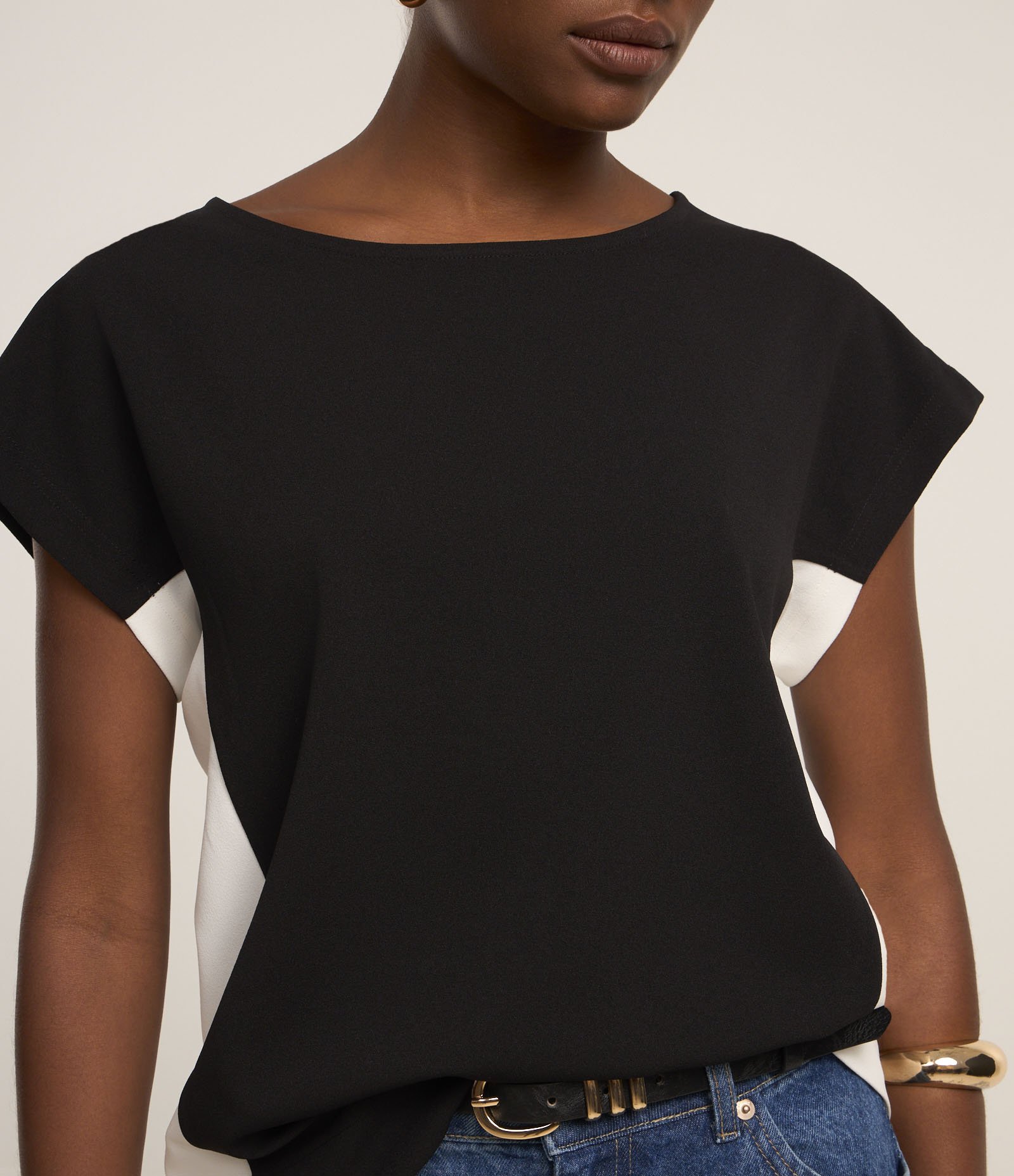 Blusa Manga Curta em Crepe com Laterais Contrastantes Preto 3
