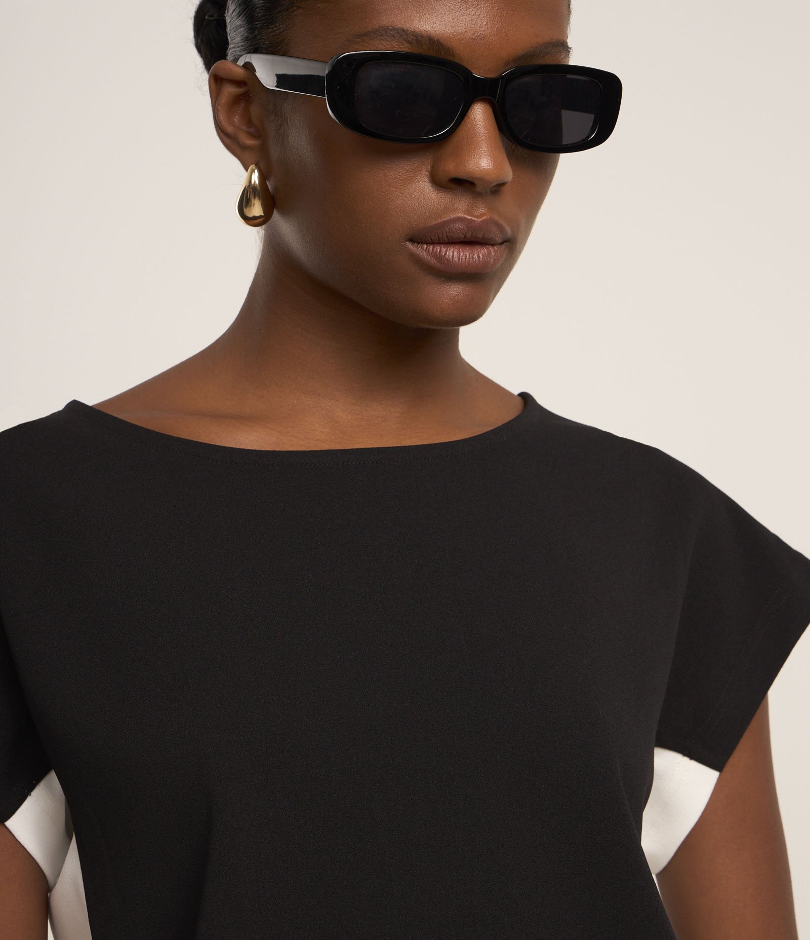 Blusa Manga Curta em Crepe com Laterais Contrastantes Preto 5