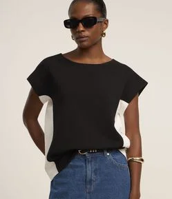 Blusa Manga Curta em Crepe com Laterais Contrastantes