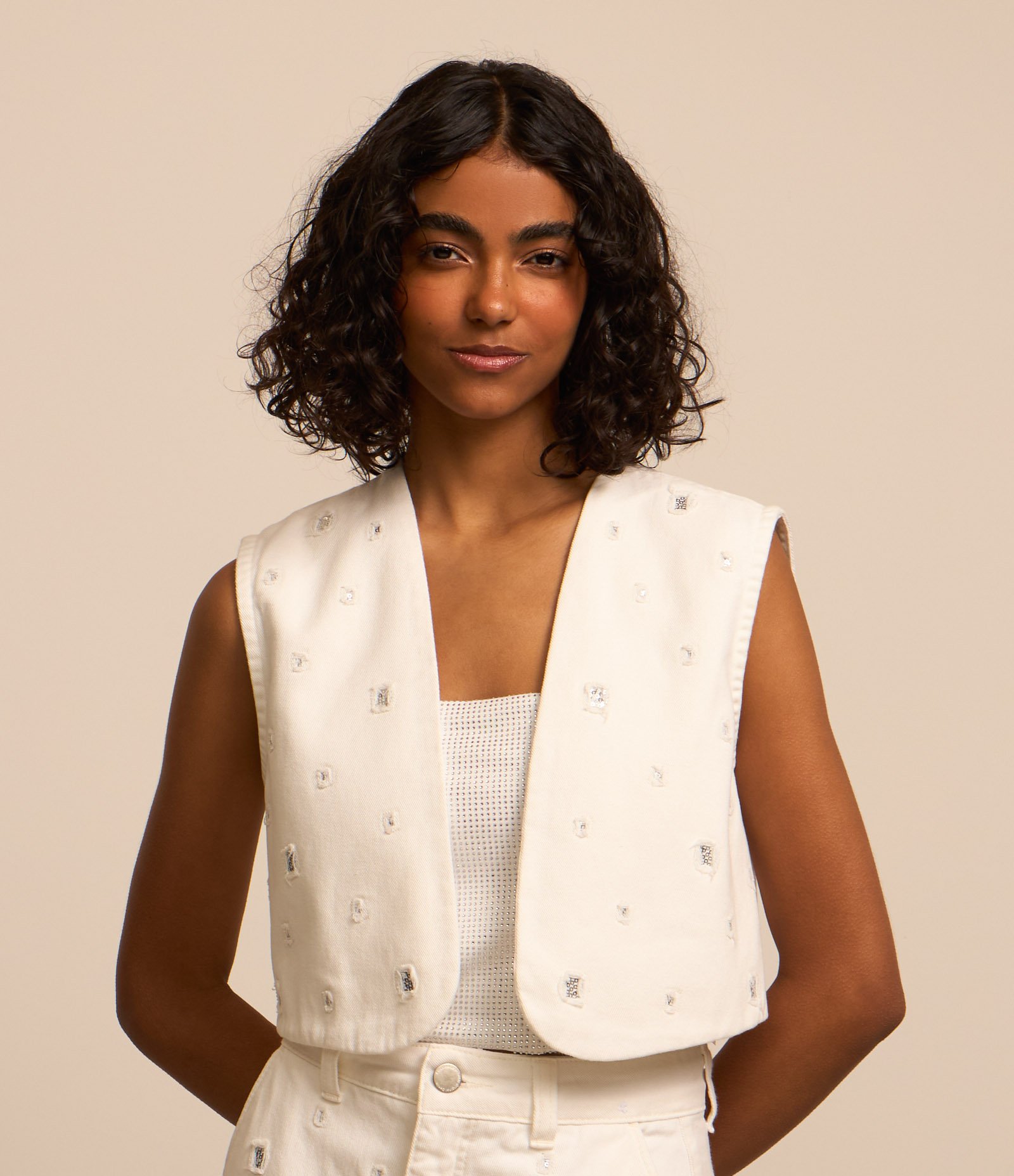 Colete Cropped em Sarja com Rasgos e Paetês Branco Neve 1