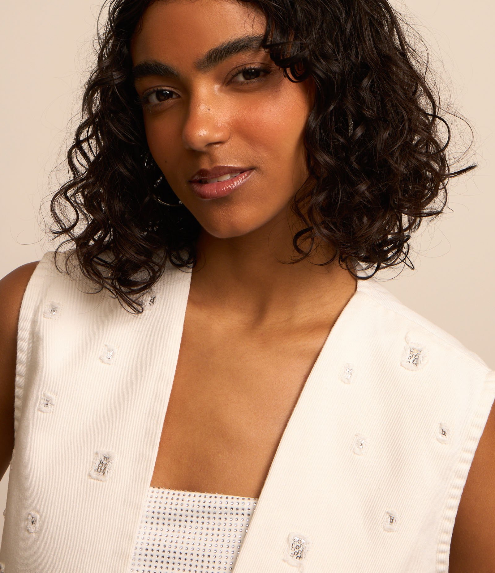 Colete Cropped em Sarja com Rasgos e Paetês Branco Neve 3