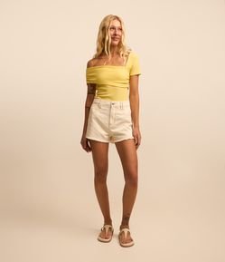 Short Hot Pants em Sarja com Puídos e Barra Desfiada
