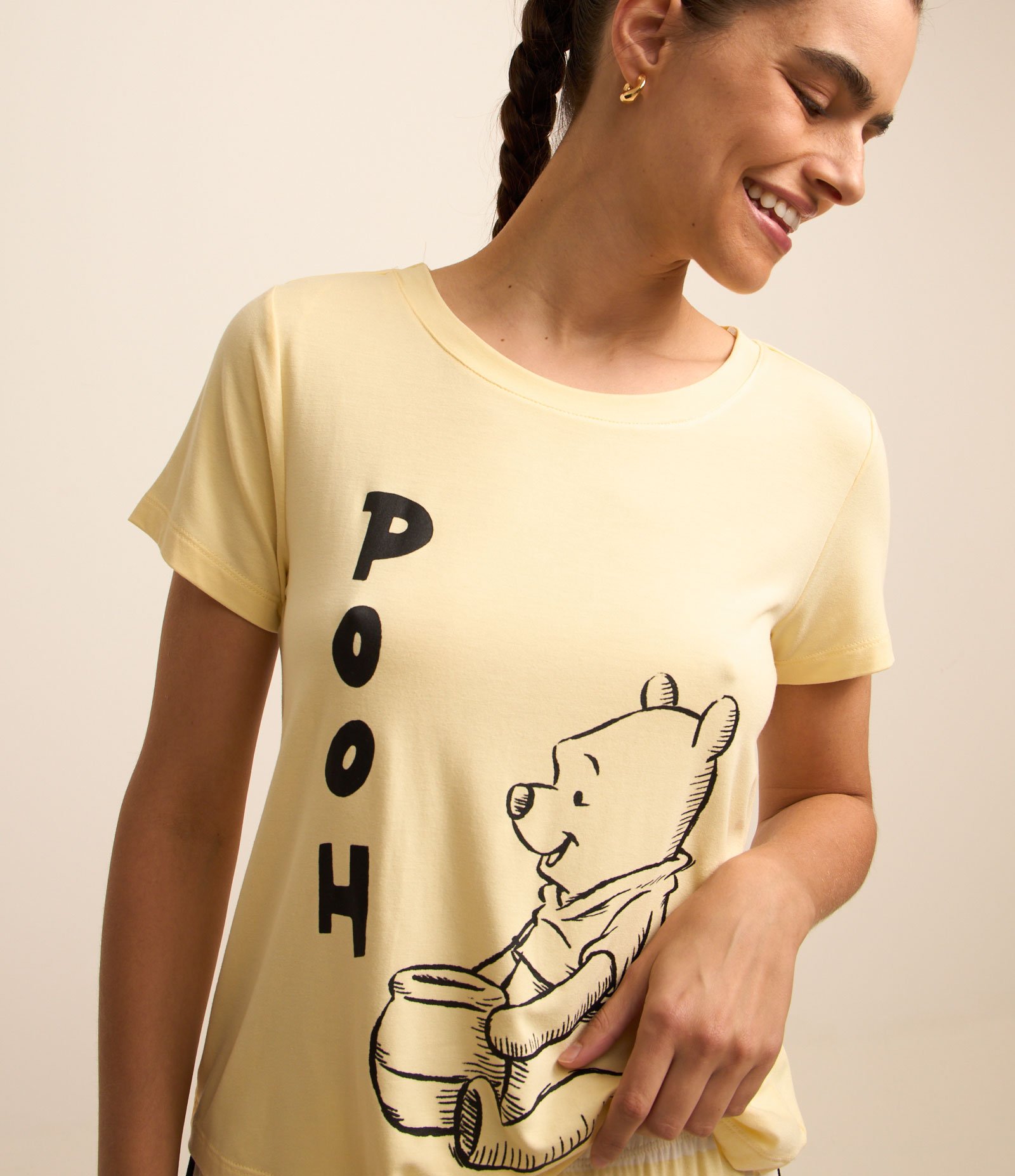 Pijama Short Doll em Viscose Curto com Estampa Ursinho Pooh Amarelo 2