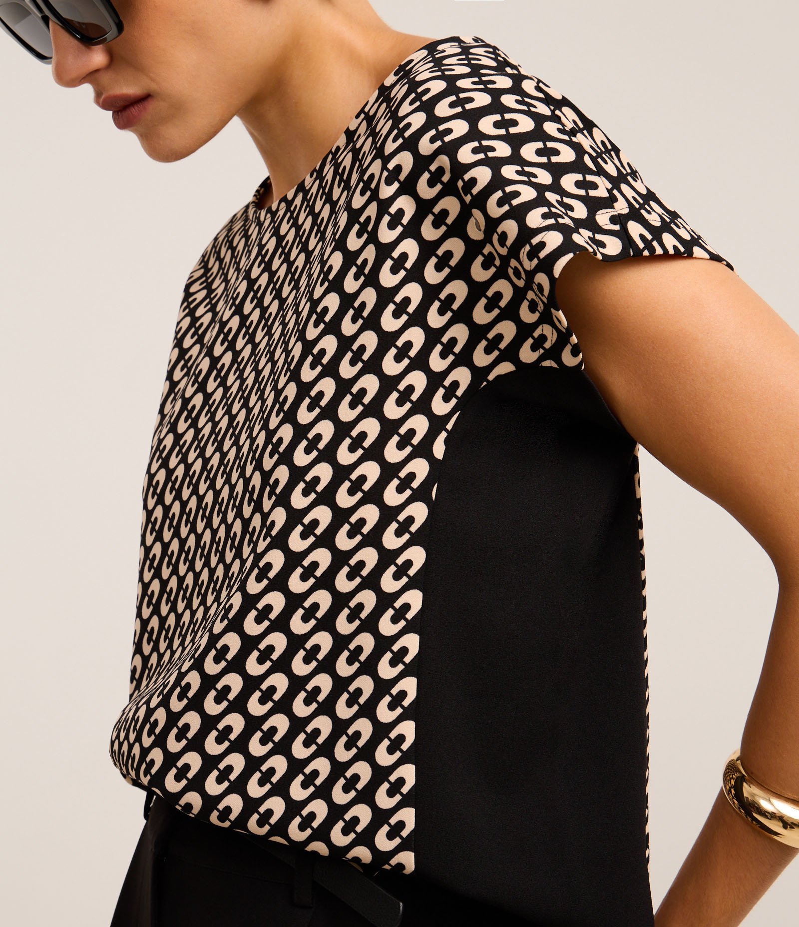 Blusa em Crepe com Contraste Lateral e Estampa Geométrica Preto 1