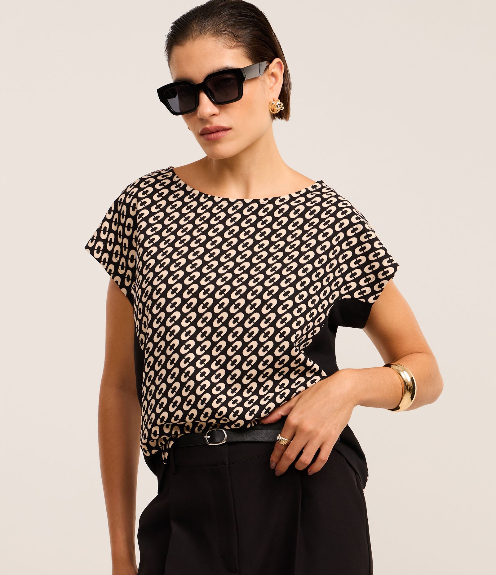 Blusa em Crepe com Contraste Lateral e Estampa Geométrica Preto 2