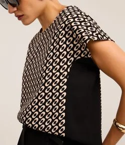 Blusa em Crepe com Contraste Lateral e Estampa Geométrica
