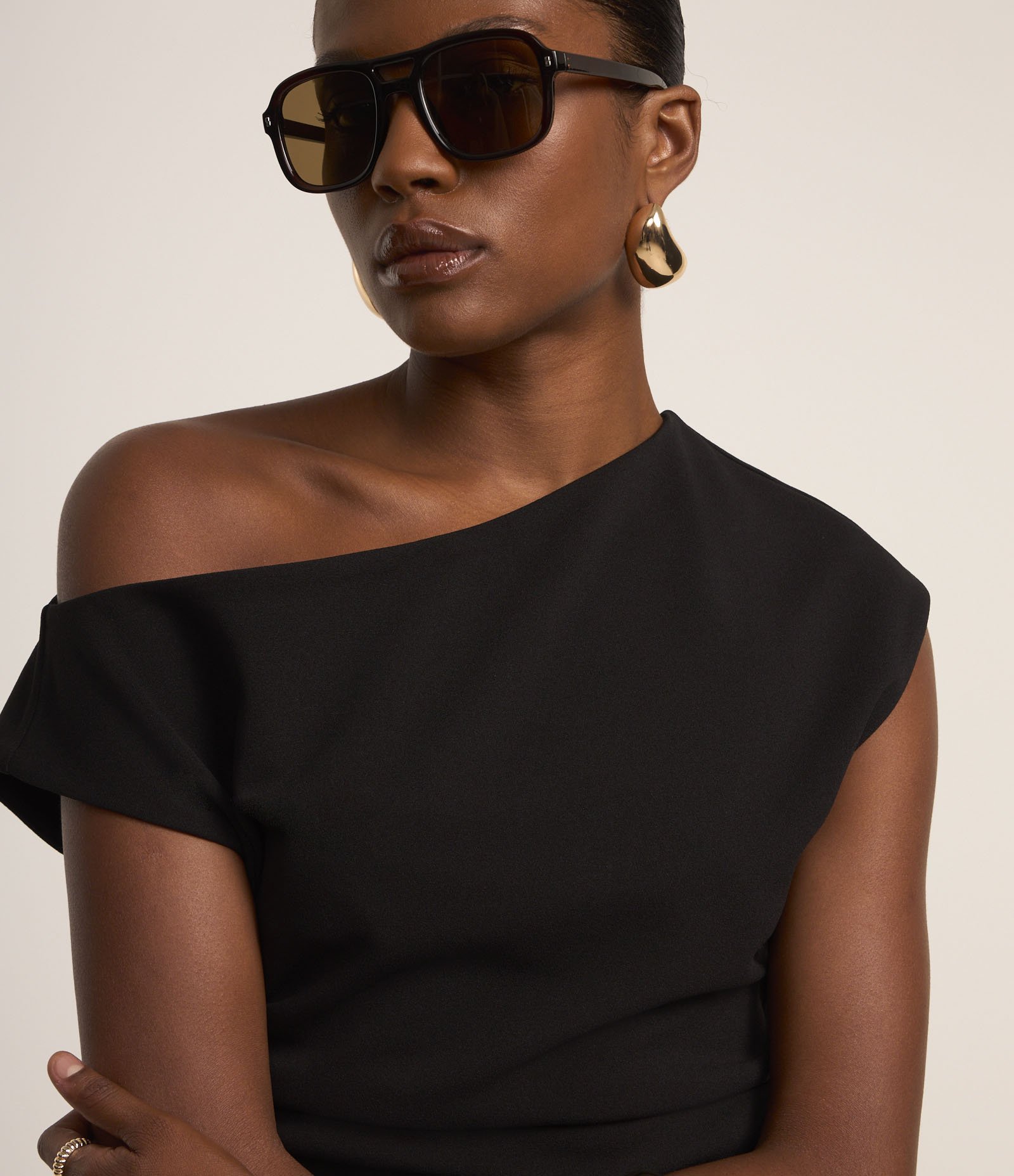 Blusa Manga Curta Assimétrica em Crepe com Drapeado na Lateral Preto 3