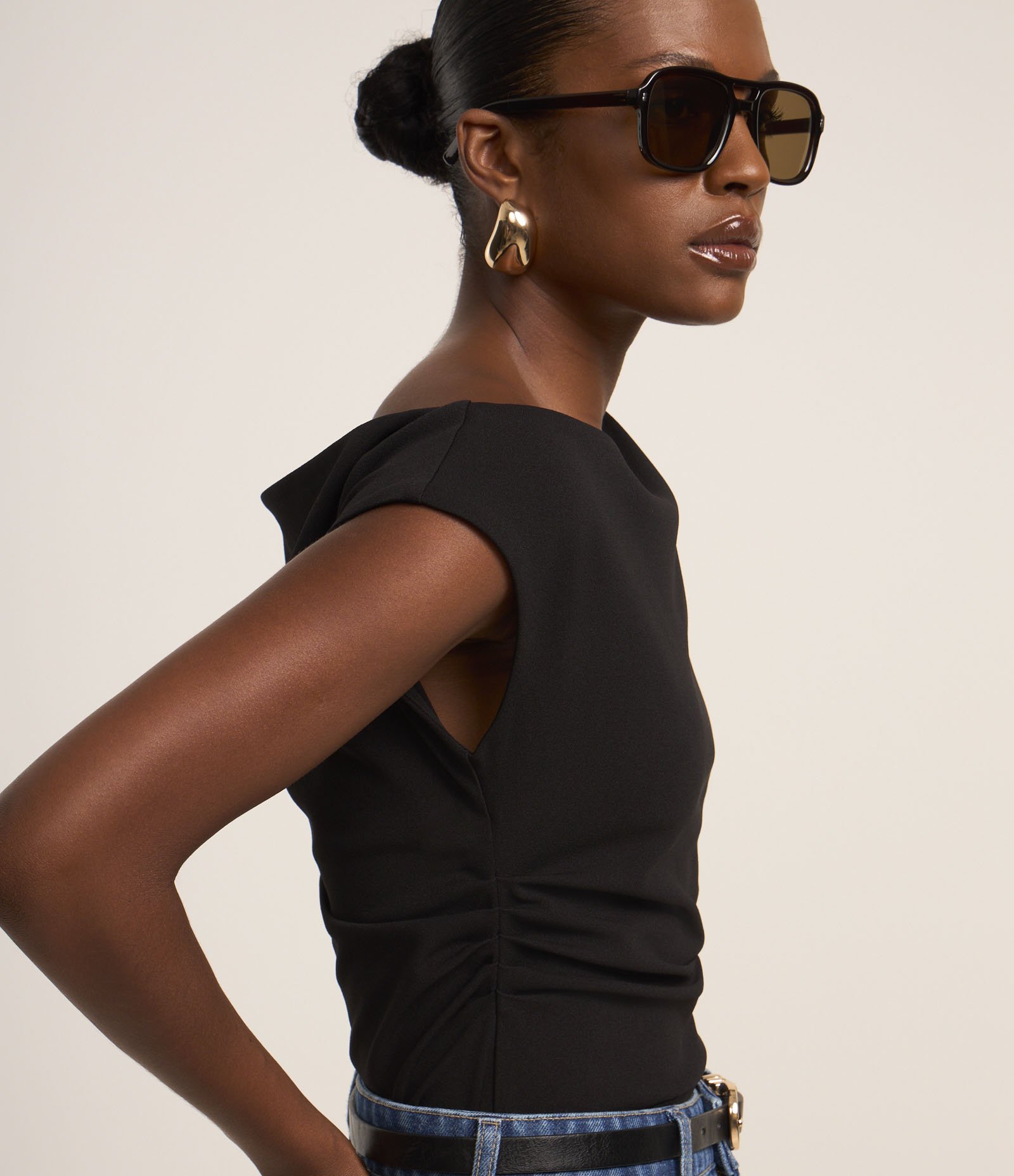 Blusa Manga Curta Assimétrica em Crepe com Drapeado na Lateral Preto 4