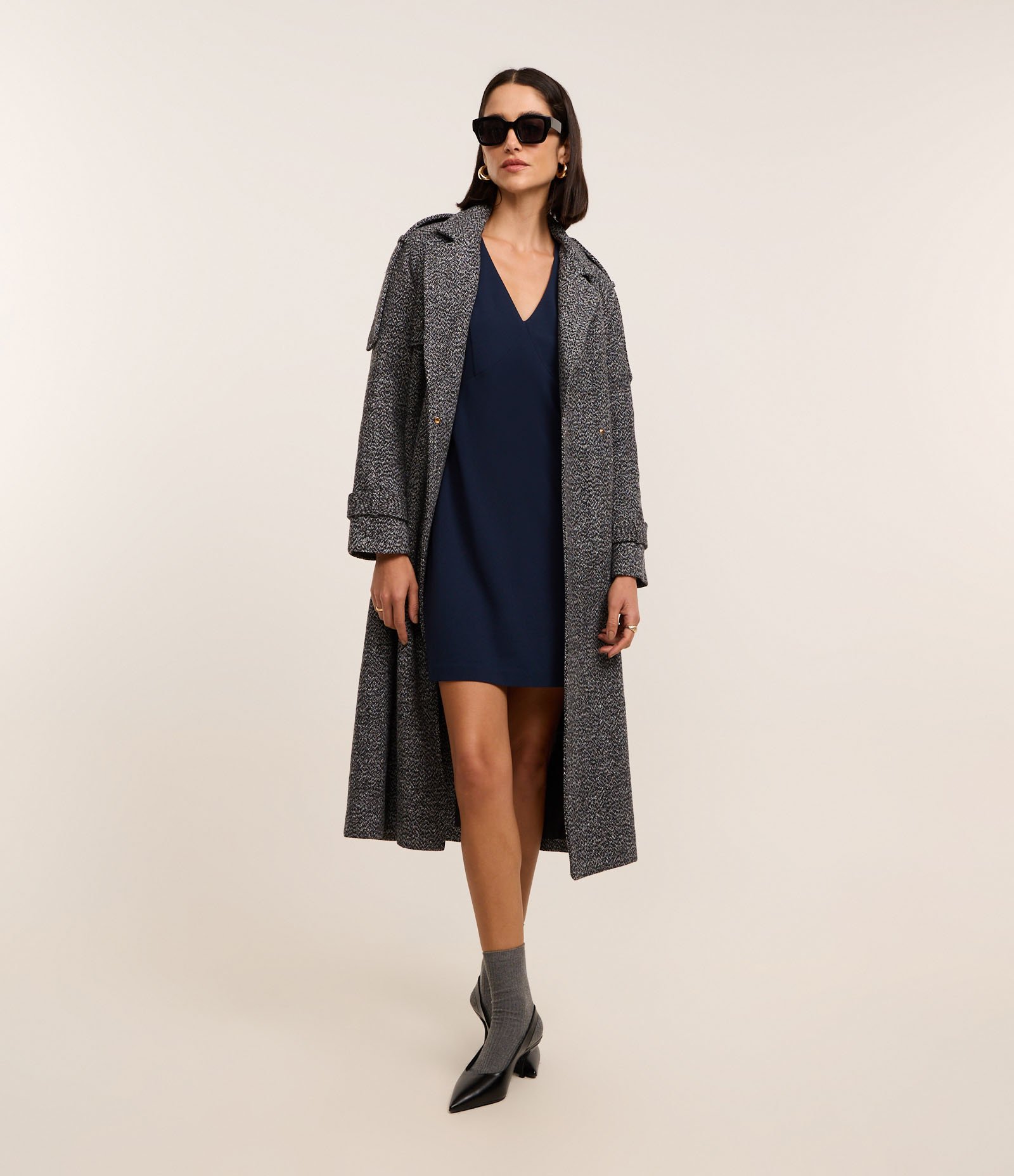 Vestido Curto em Crepe com Decote em V Azul Marinho 2