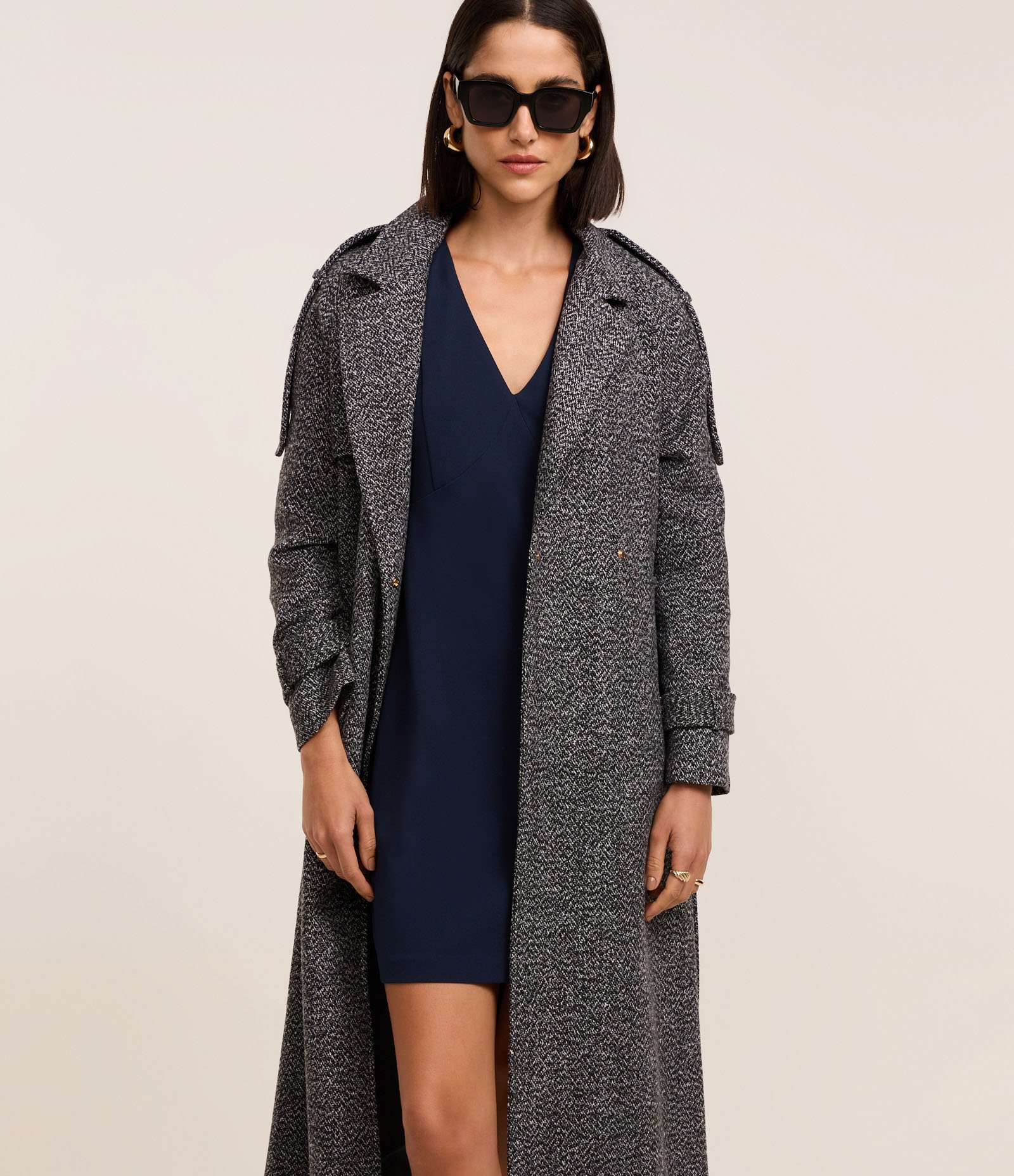 Vestido Curto em Crepe com Decote em V Azul Marinho 3