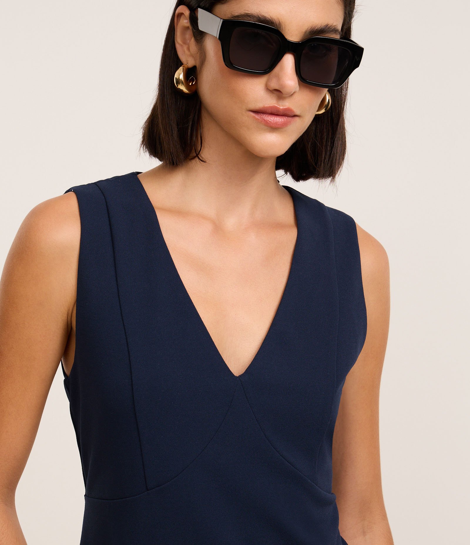 Vestido Curto em Crepe com Decote em V Azul Marinho 4