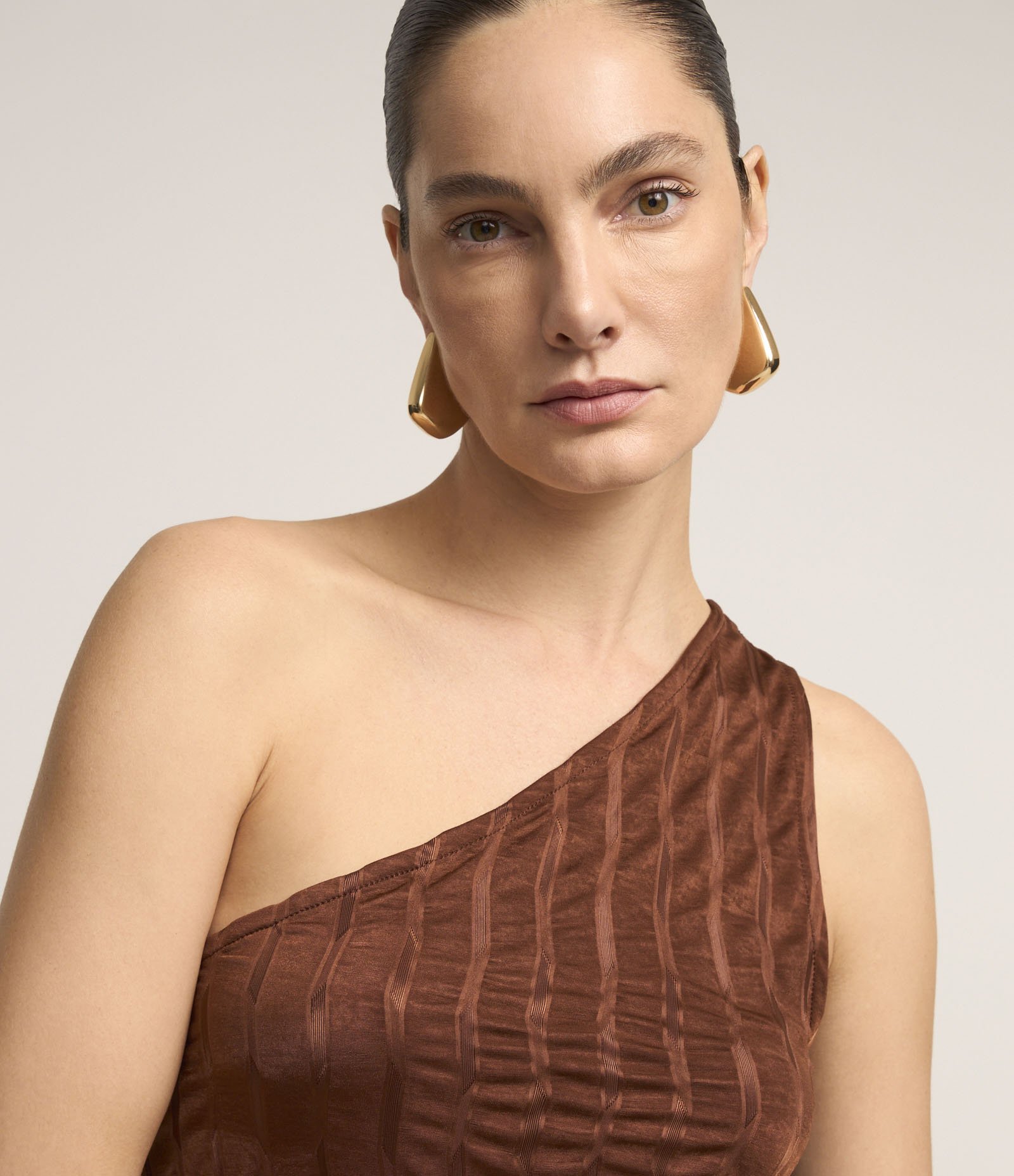 Blusa Sem Manga Texturizada com Decote Ombro Só Marrom 3