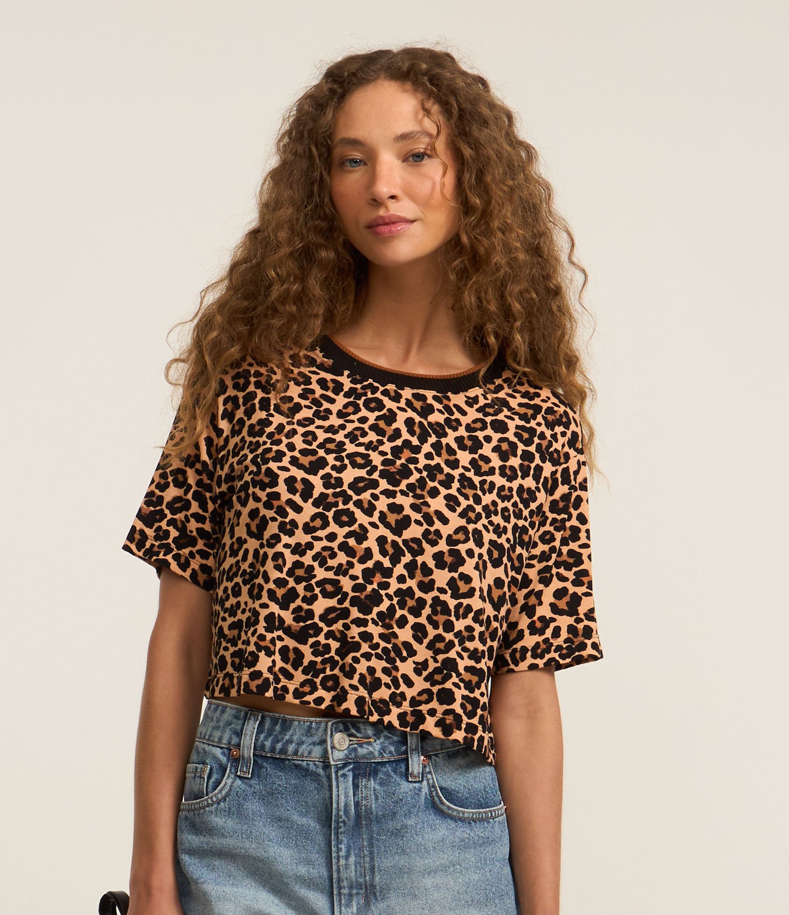 Blusa Cropped em Crepe com Estampa Animal Print Onça Marrom 1