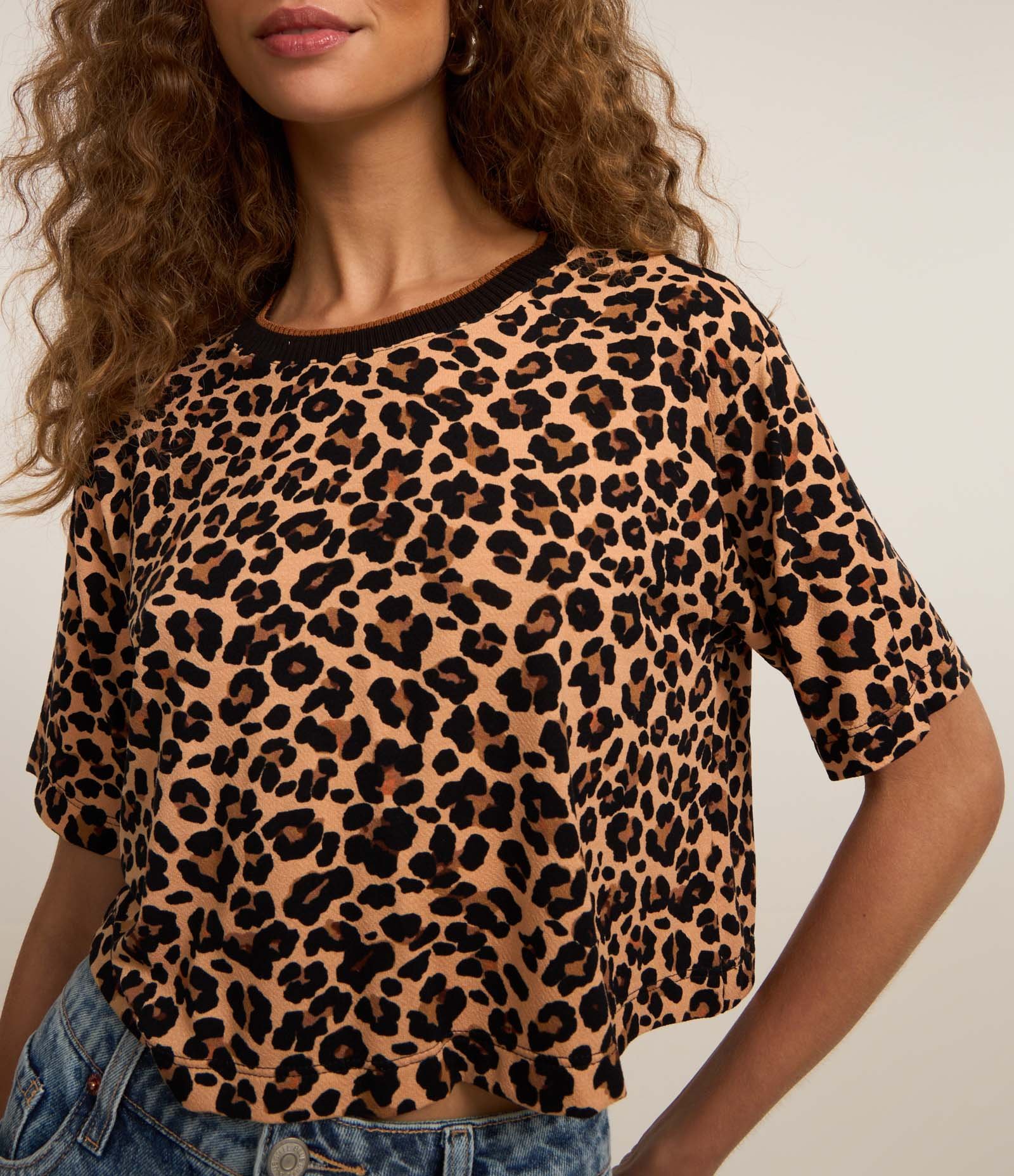 Blusa Cropped em Crepe com Estampa Animal Print Onça Marrom 3