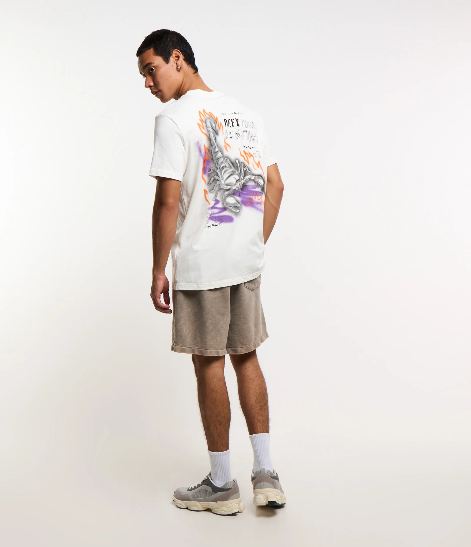 Camiseta Comfort em Algodão com Estampa de Escorpião Branco 1