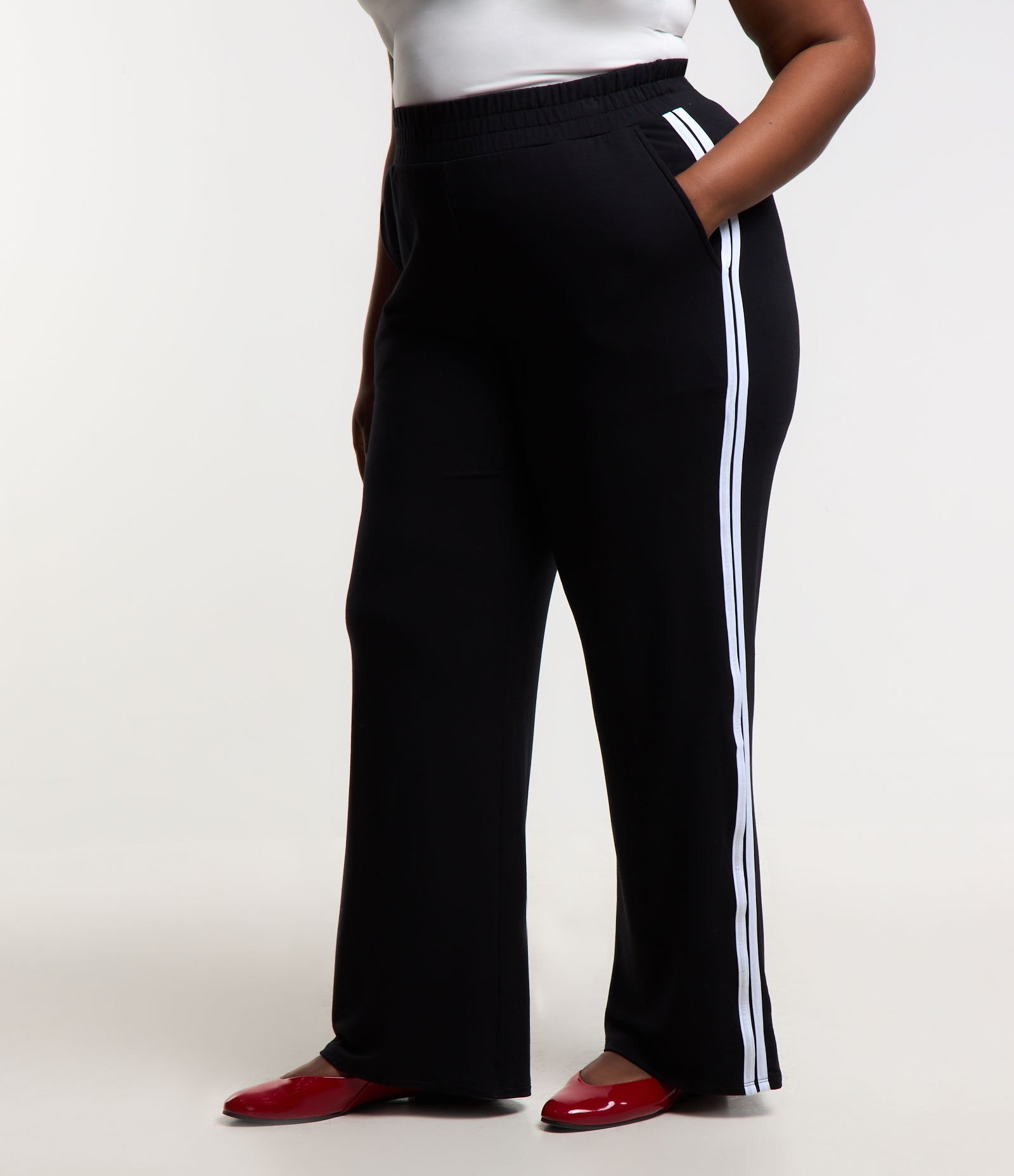Calça Ampla Sportcore com Listras Laterais Curve & Plus Size Preto 2