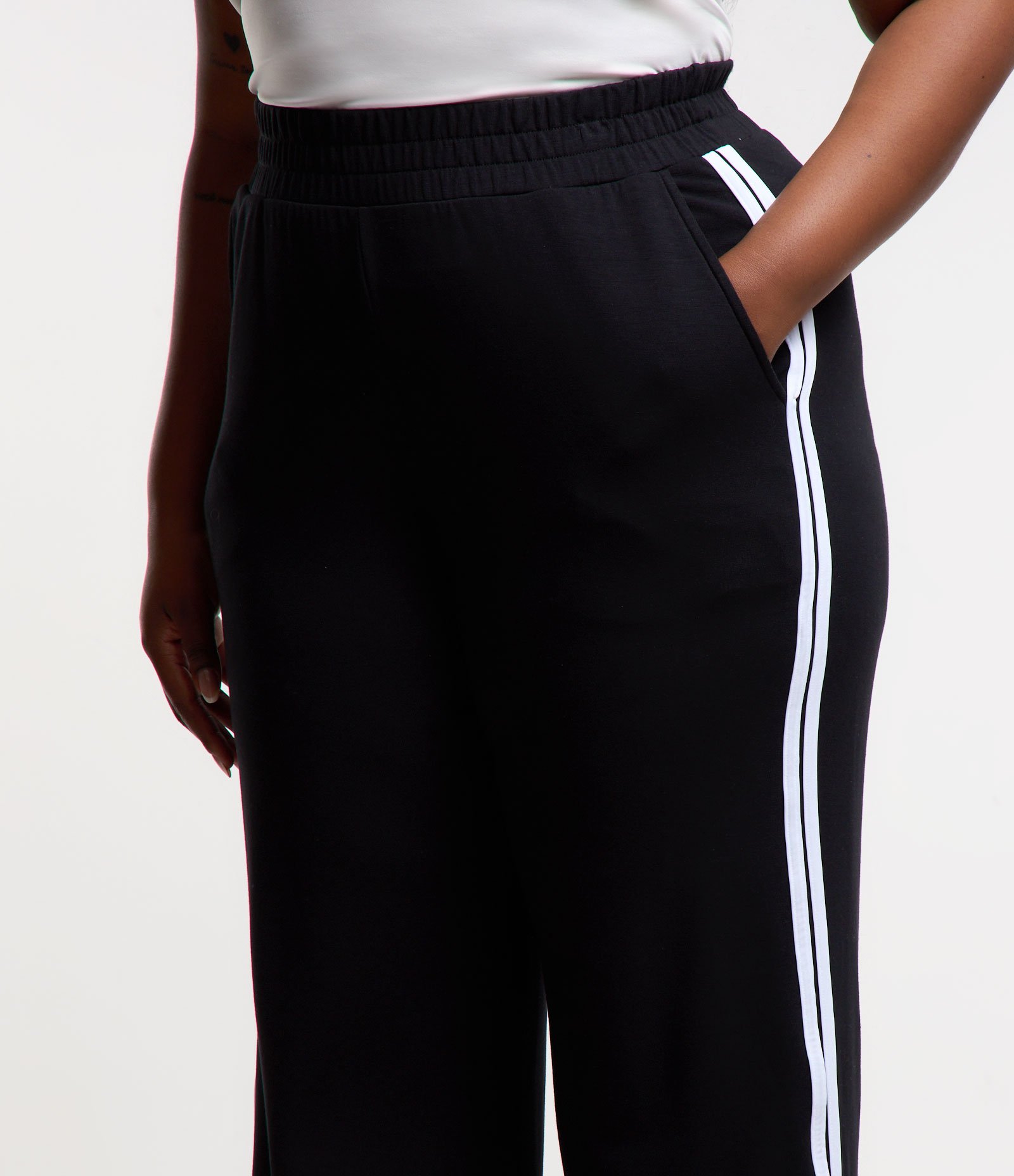 Calça Ampla Sportcore com Listras Laterais Curve & Plus Size Preto 4