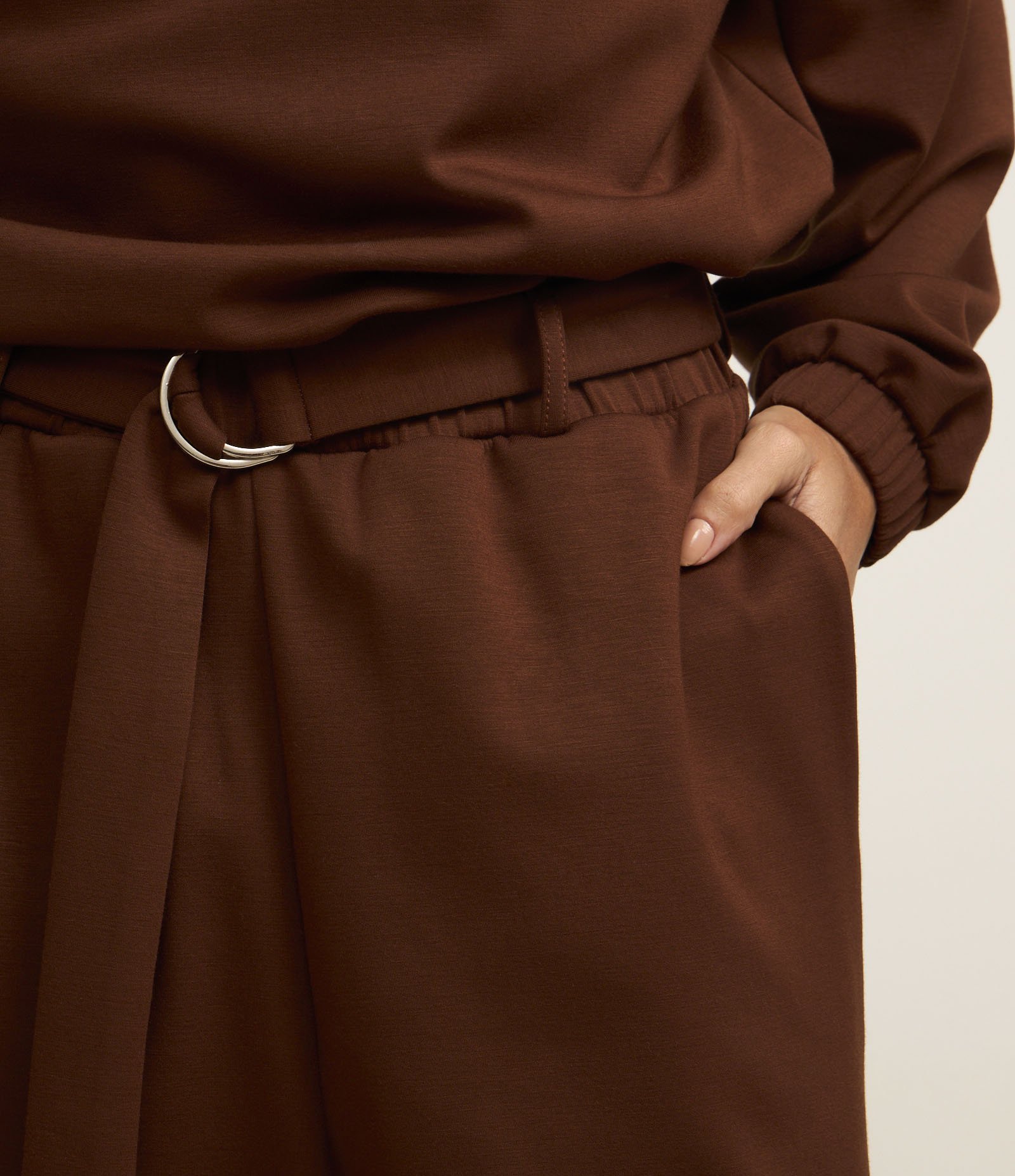 Calça Reta em Viscose com Faixa e Fivela Vermelho 4
