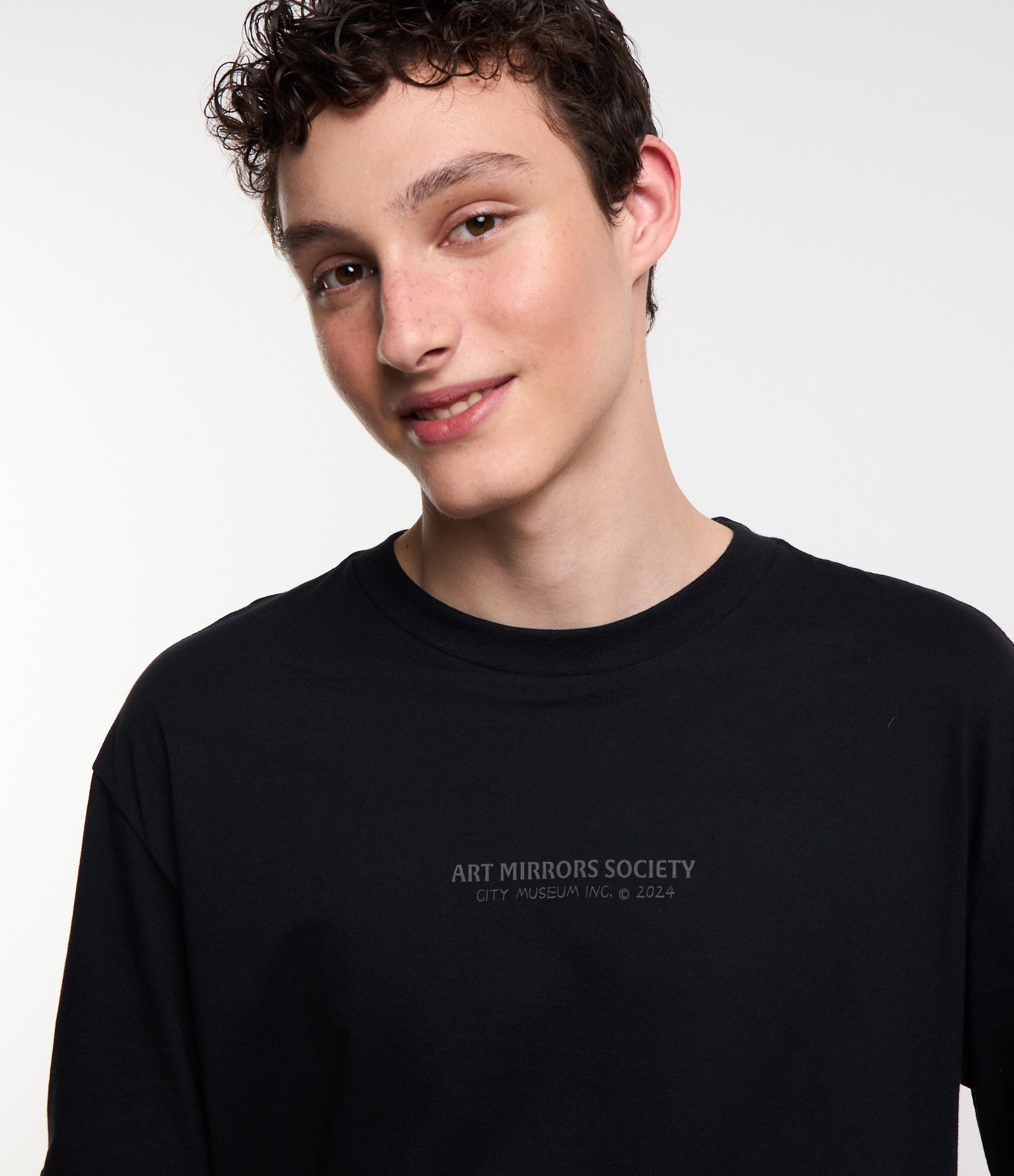 Camiseta Relaxed com Estampa Art Mirrors Preto 4
