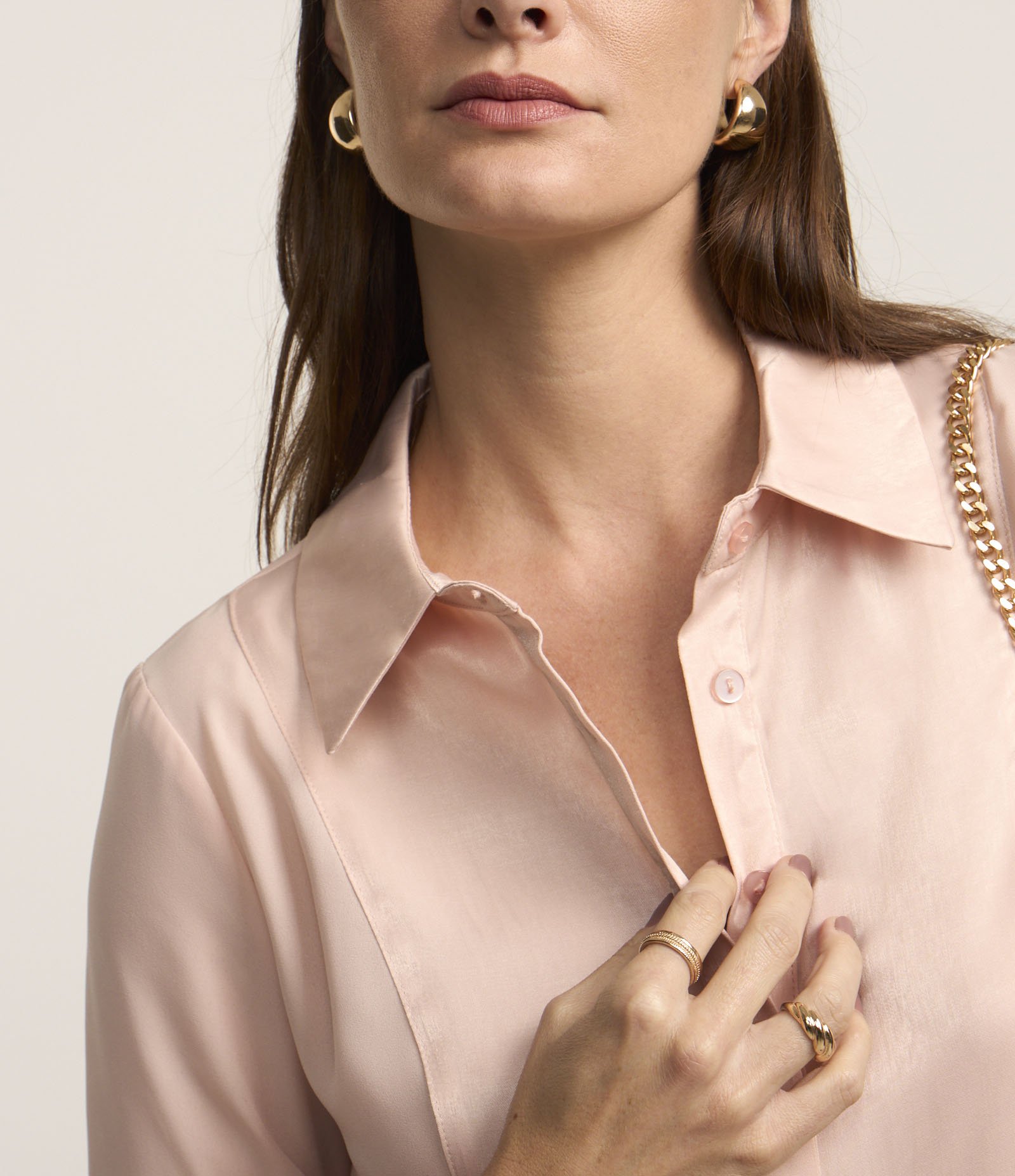 Camisa Acetinada em Crepe com Abotoamento Champagne 4