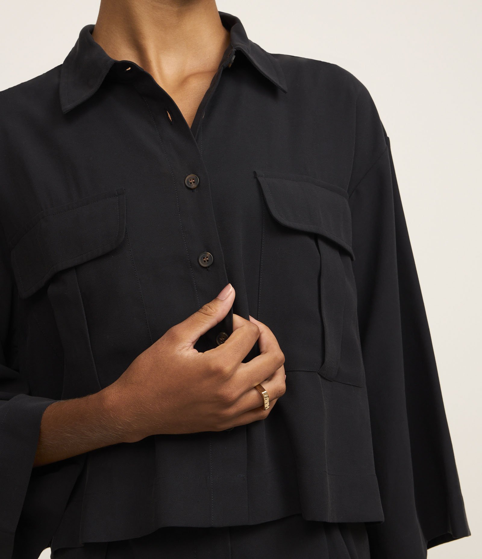 Camisa em Viscose com Botões e Bolsos Frontais 3