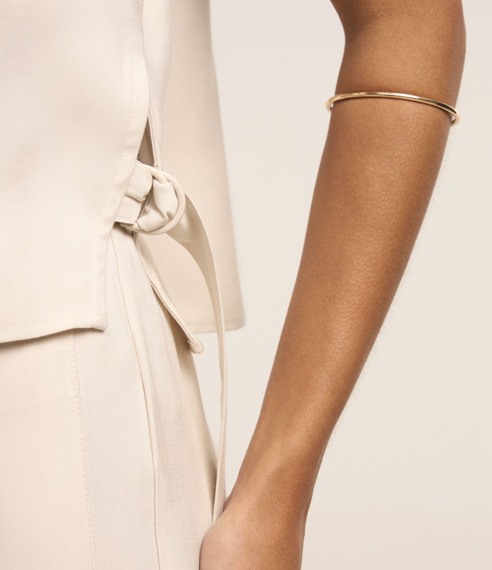 Blusa em Viscose com Alça Larga e Detalhe de Fivela na Lateral Off White 3