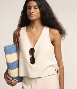 Blusa em Viscose com Alça Larga e Detalhe de Fivela na Lateral