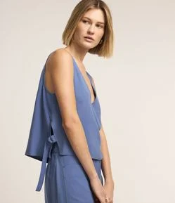 Blusa em Viscose com Alça Larga e Detalhe de Fivela na Lateral