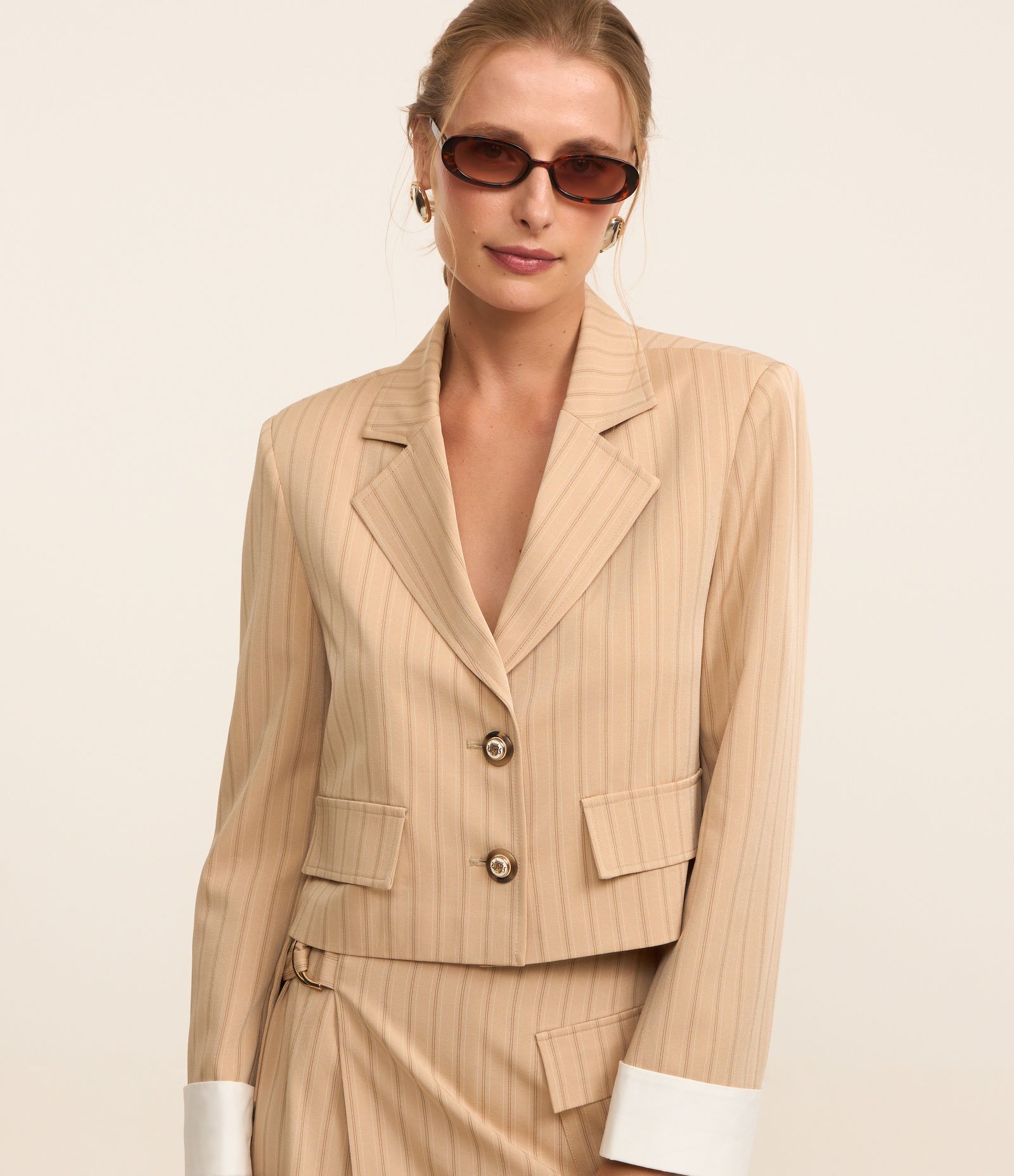 Blazer em Alfaiataria Com Listras Risca Giz com Bolsos e Detalhes nas Mangas Bege 2