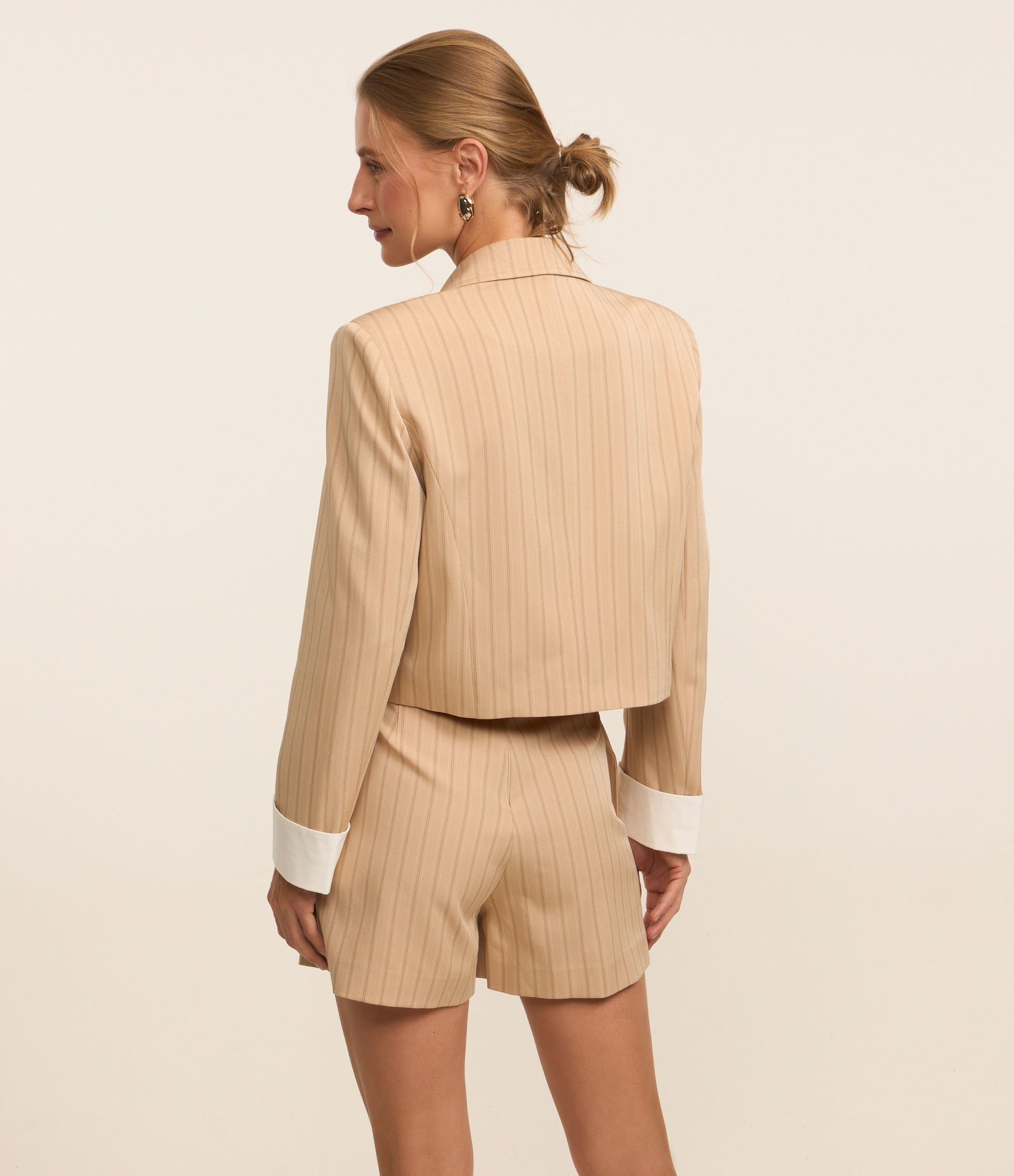 Blazer em Alfaiataria Com Listras Risca Giz com Bolsos e Detalhes nas Mangas Bege 4