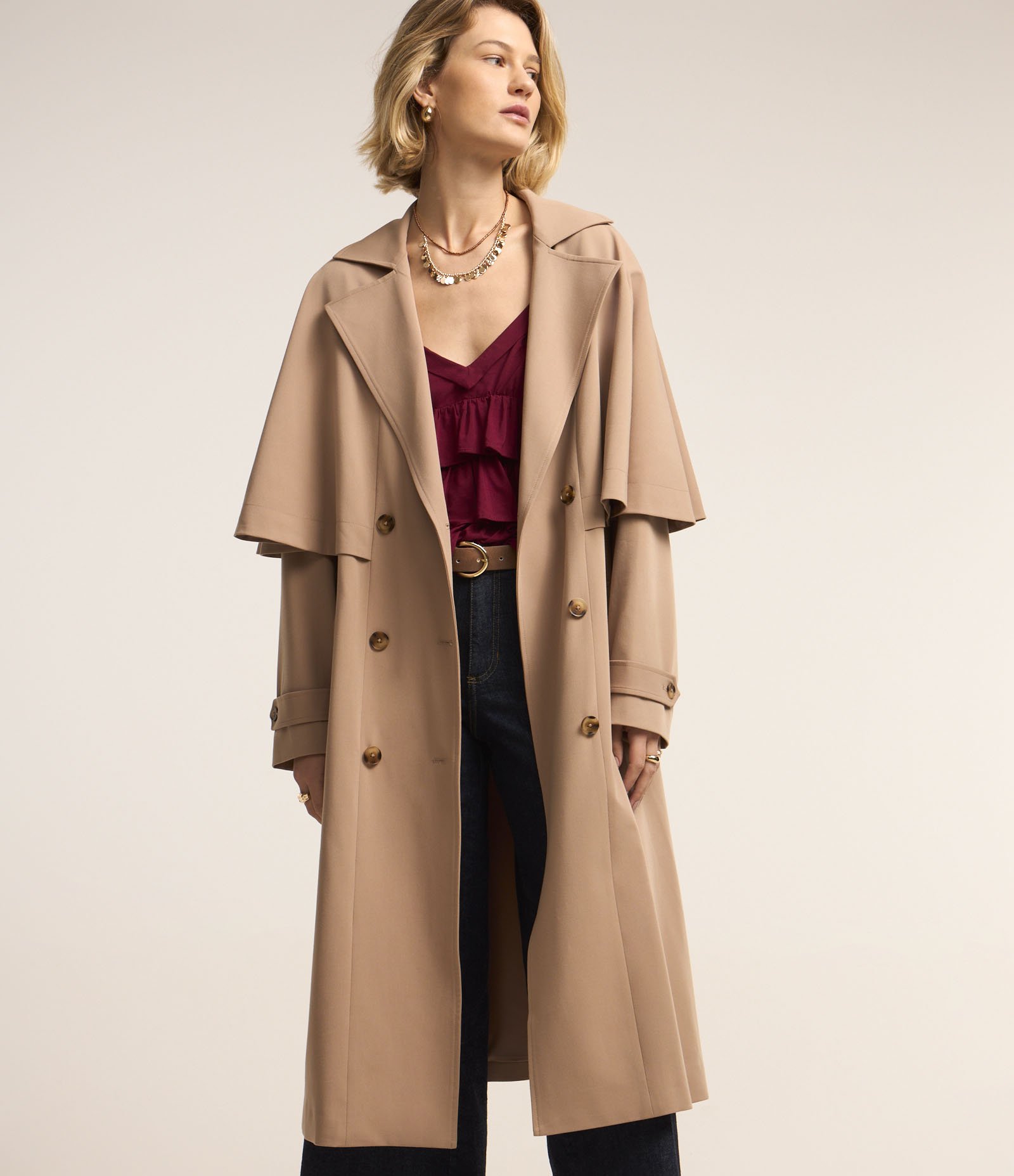 Trench Coat com Abertura Dupla e Capa Sobreposta Bege 6