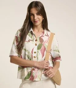 Camisa em Viscolinho com Folhagens Estampadas