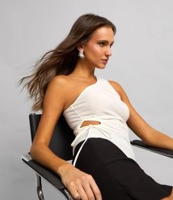 Blusa Ombro Só com Vazado Franzido com Amarração