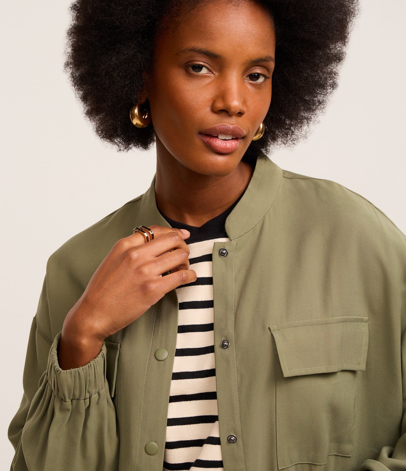 Jaqueta Parka em Viscose com Tencel na Cintura e Gola Alta Verde 3